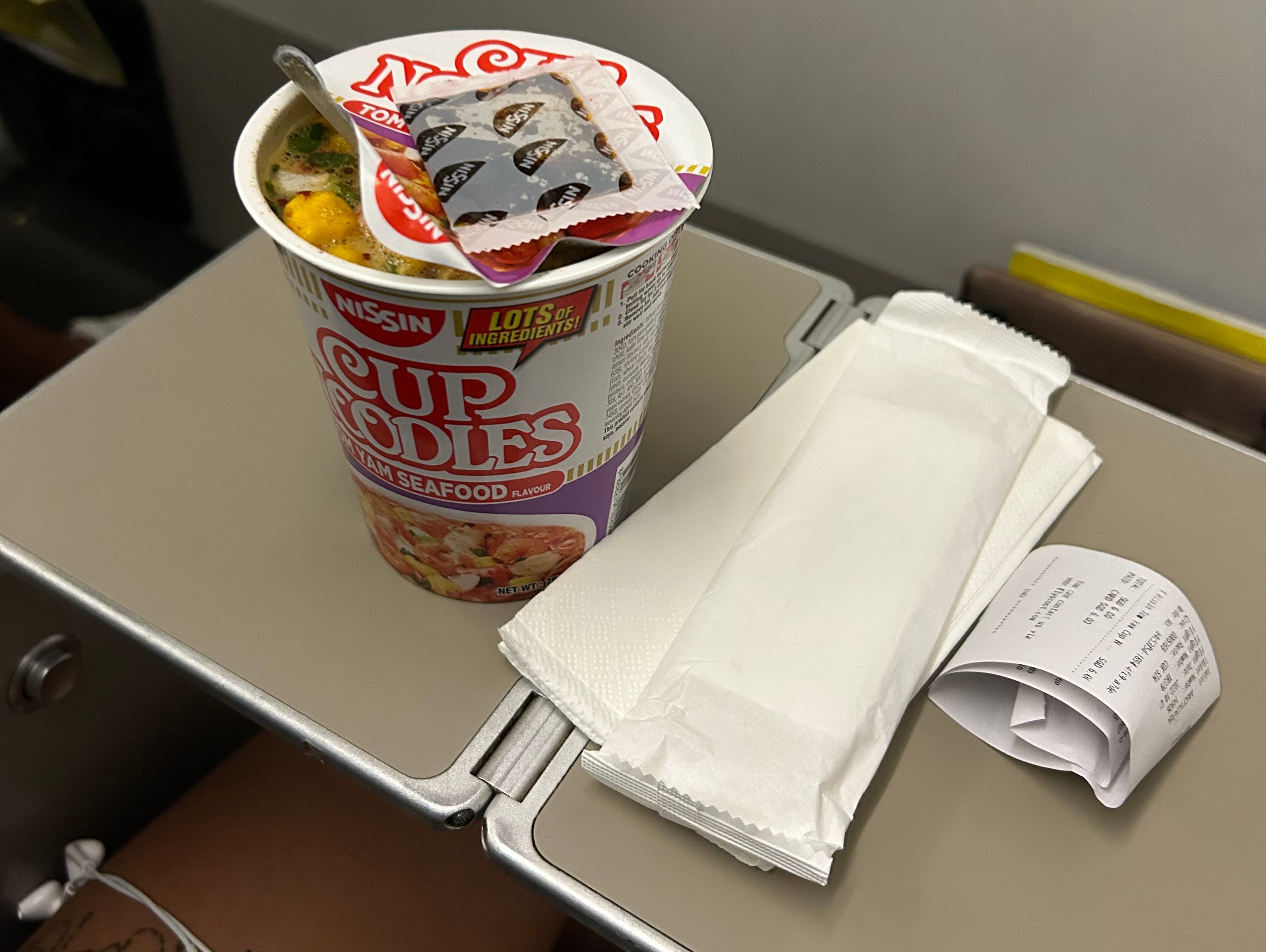 Eine Tasse Instantnudeln, serviert auf einem Scoot-Flug von Jakarta nach Singapur.
