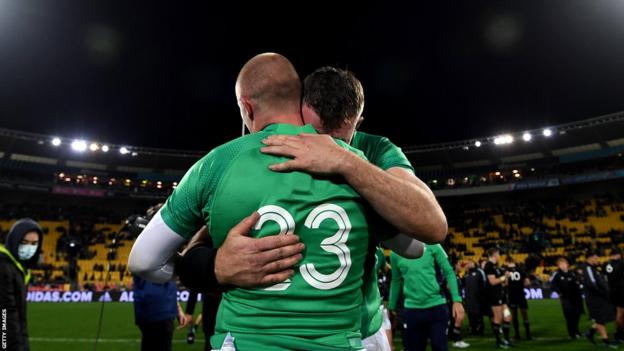 O'Mahony umarmt Keith Earls nach Irlands Sieg über die All Blacks
