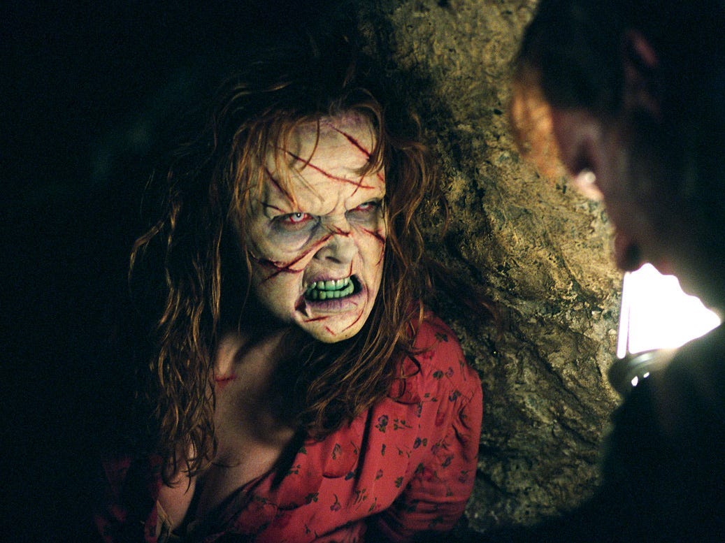 Izabella Scorupco als Sarah in „Exorcist: The Beginning“.