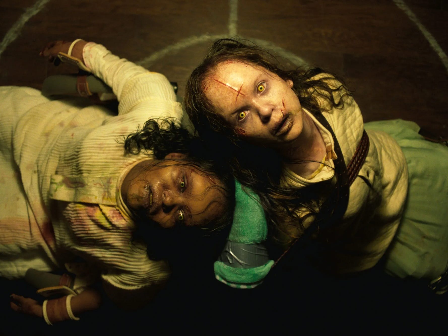 Lidya Jewett als Angela Fielding und Olivia Marcum als Katherine in „The Exorcist: Believer“.