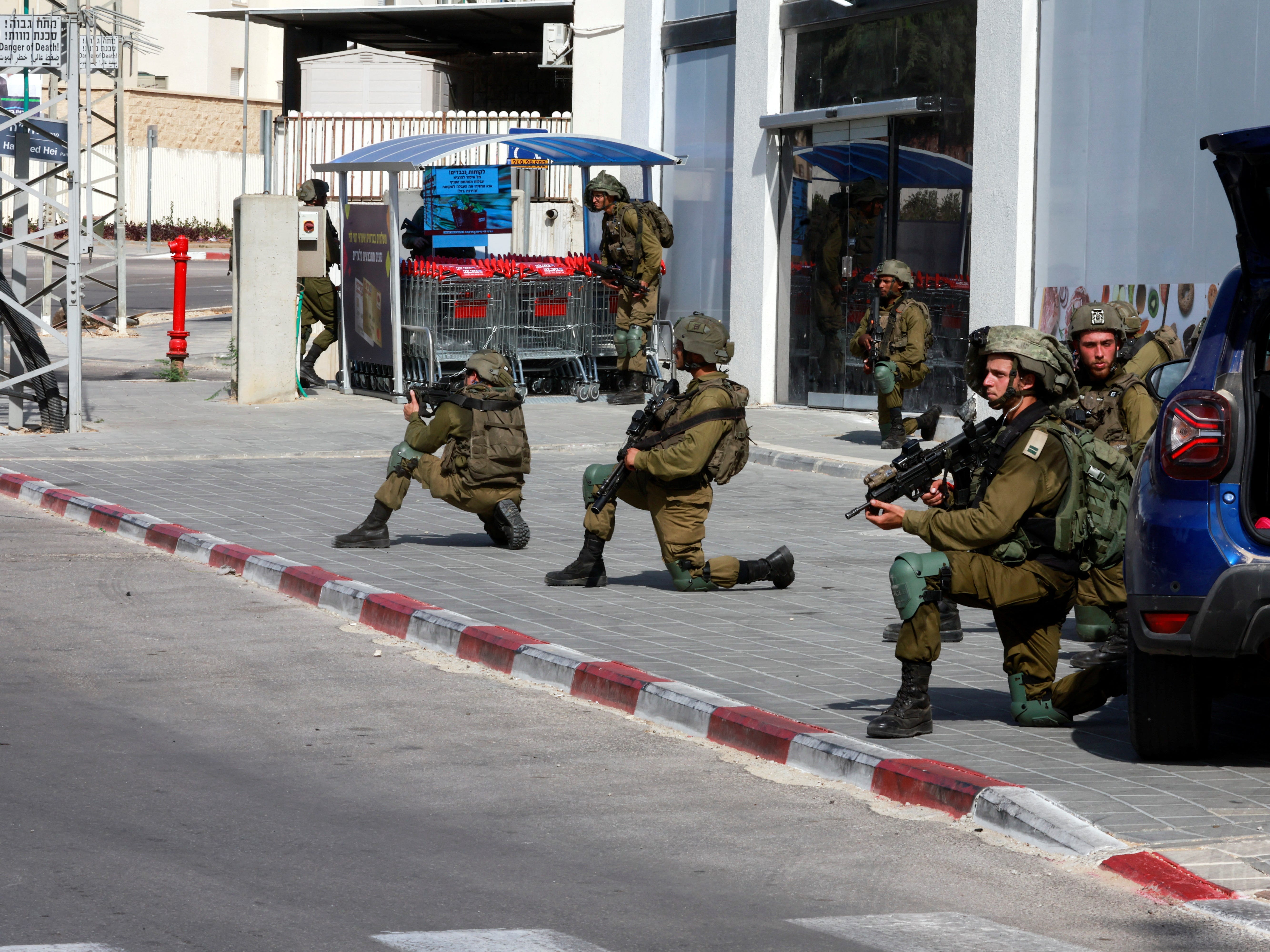 Israelische Soldaten arbeiten an der Sicherung von Wohngebieten nach einer Masseninfiltration durch bewaffnete Hamas-Kämpfer aus dem Gazastreifen in Sderot im Süden Israels am 7. Oktober 2023.