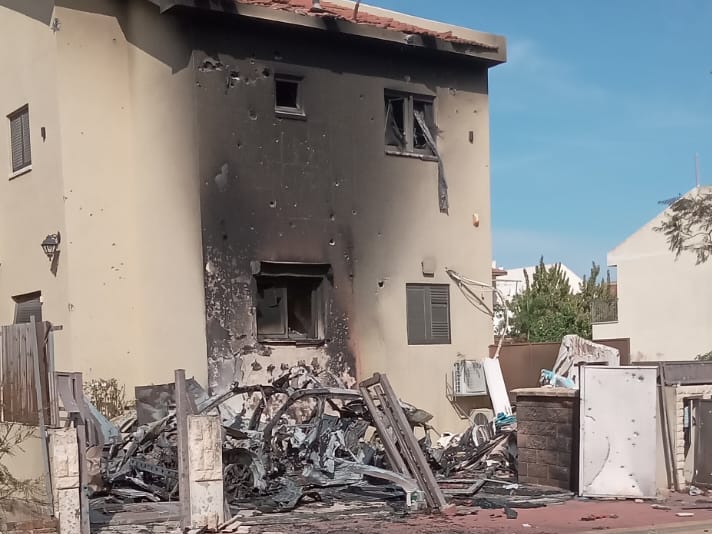 Ein Haus in Mazkeret Batya, das am Samstag von Raketen getroffen wurde.