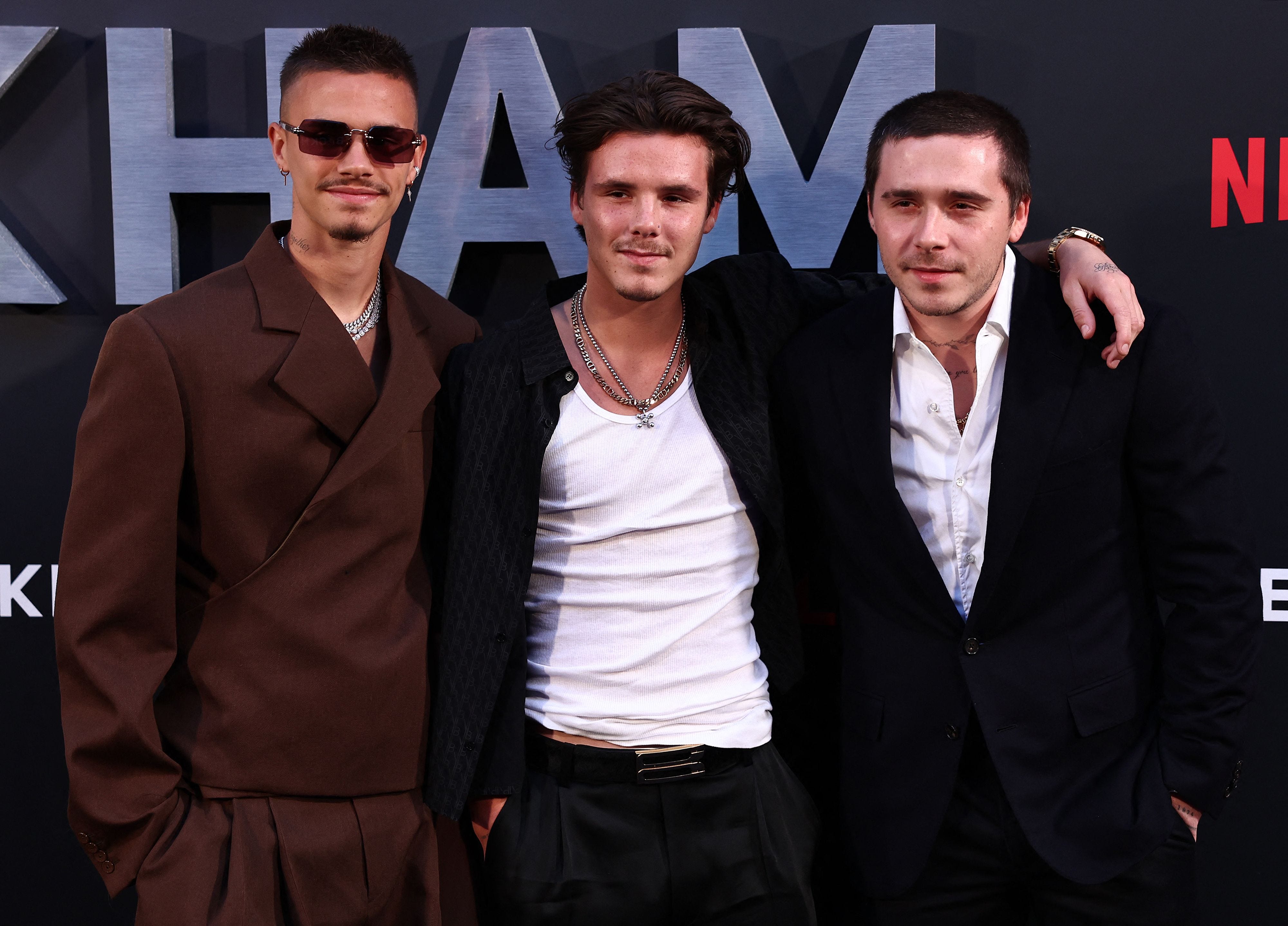 Romeo Beckham (L), Cruz Beckham (C) und ihr Bruder Brooklyn Beckham posieren bei der „Beckham“-Premiere am 3. Oktober 2023.