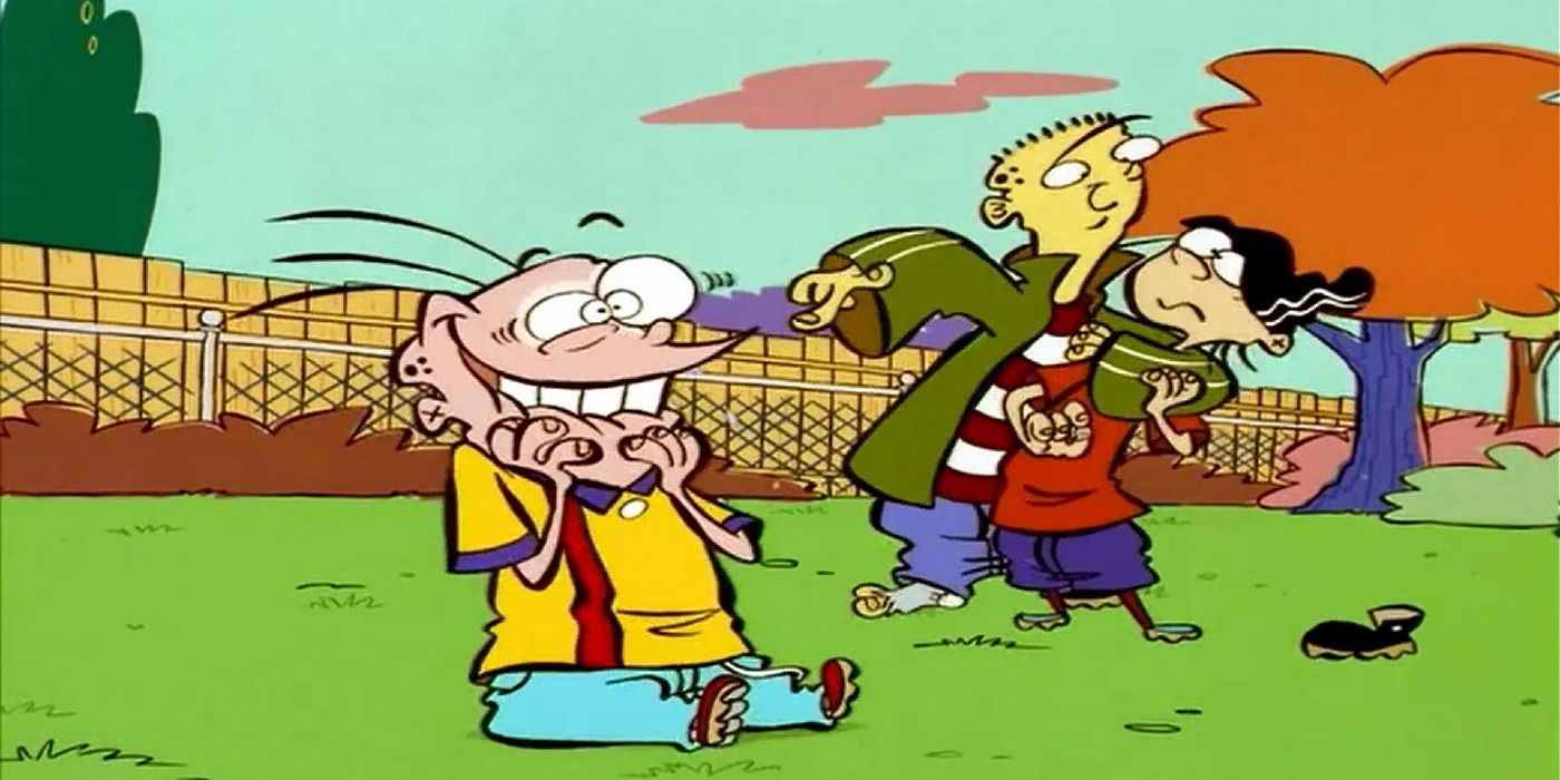 Eddy lacht im Gras, während Ed Edd in „Ed, Edd, N Eddy“ hinter sich in den Schwitzkasten nimmt.