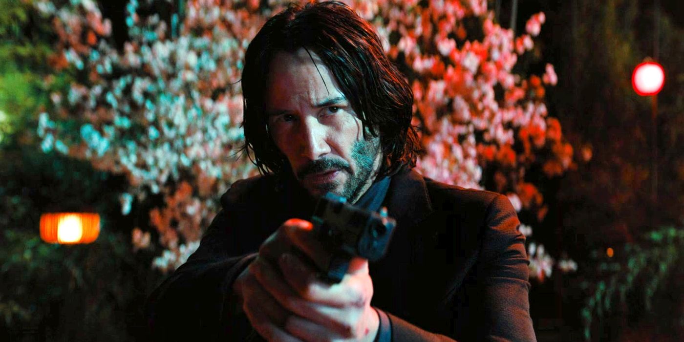 Keanu Reeves hält als John Wick in „John Wick: Kapitel 4“ eine Waffe in der Hand.