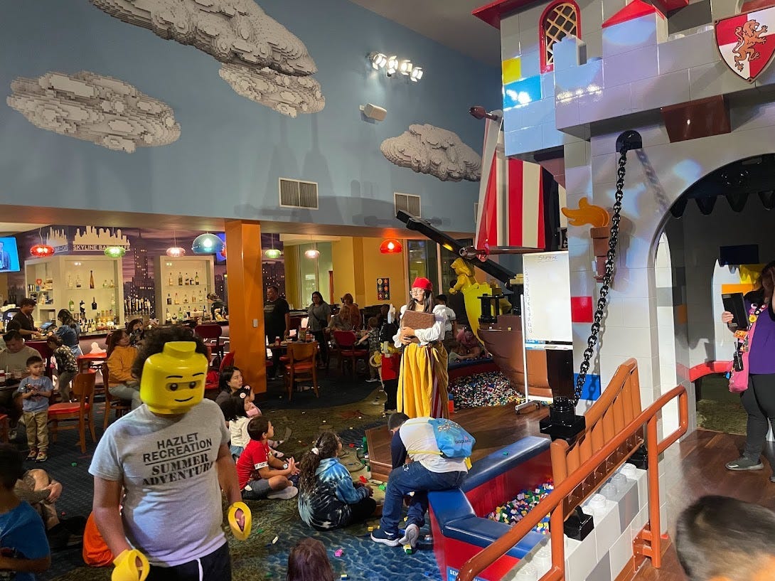 Storytime-Event im Legoland New York Hotel.