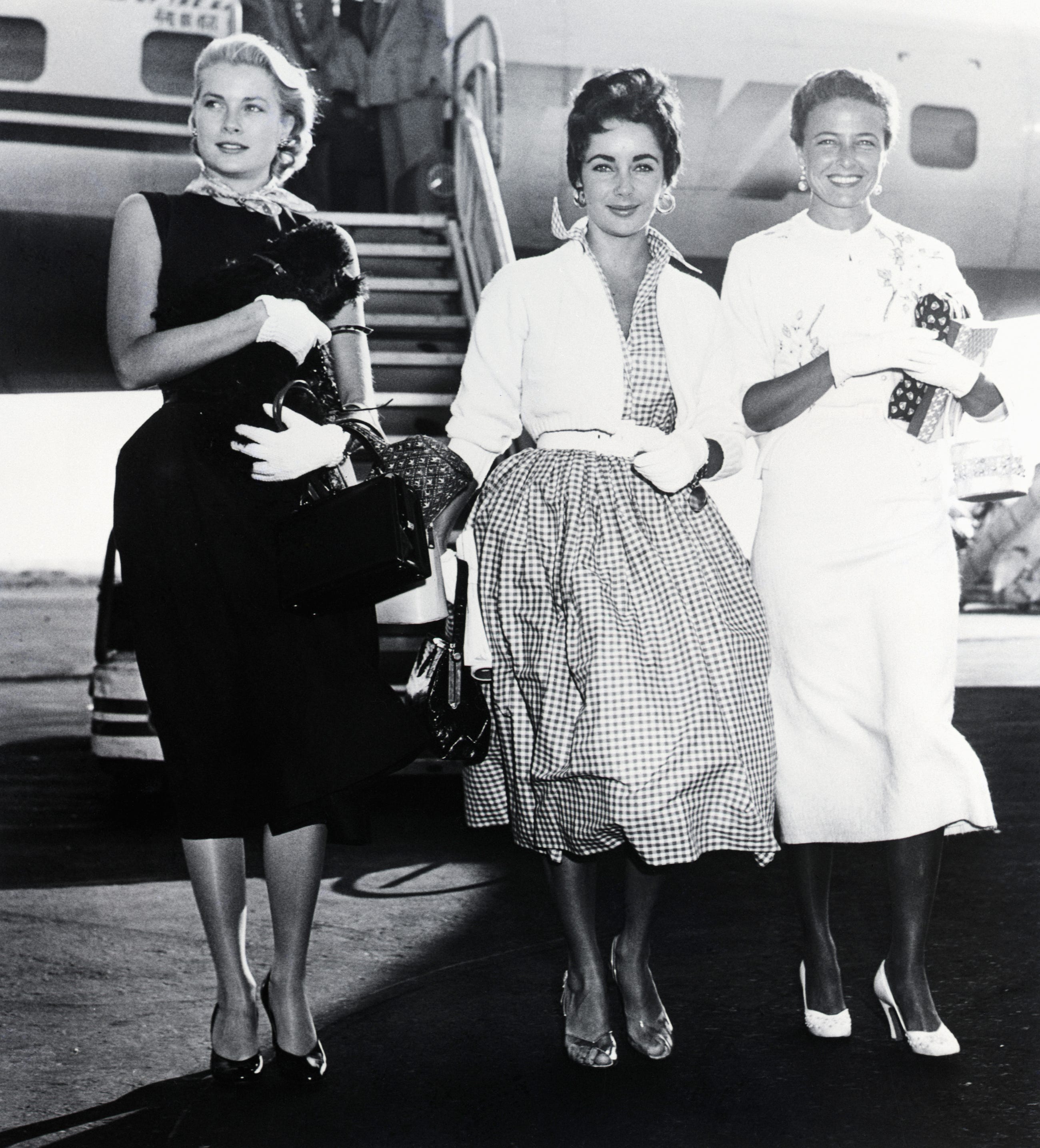 Ankunft am New Yorker Internationalen Flughafen, 01.09.1954: Grace Kelly, die ihren Urlaub beginnt;  Liz Taylor, auf dem Weg nach England, um sich Ehemann Michael Wilding anzuschließen;  und Larraine Day, die hier ist, um die Giants ihres Mannes anzufeuern.
