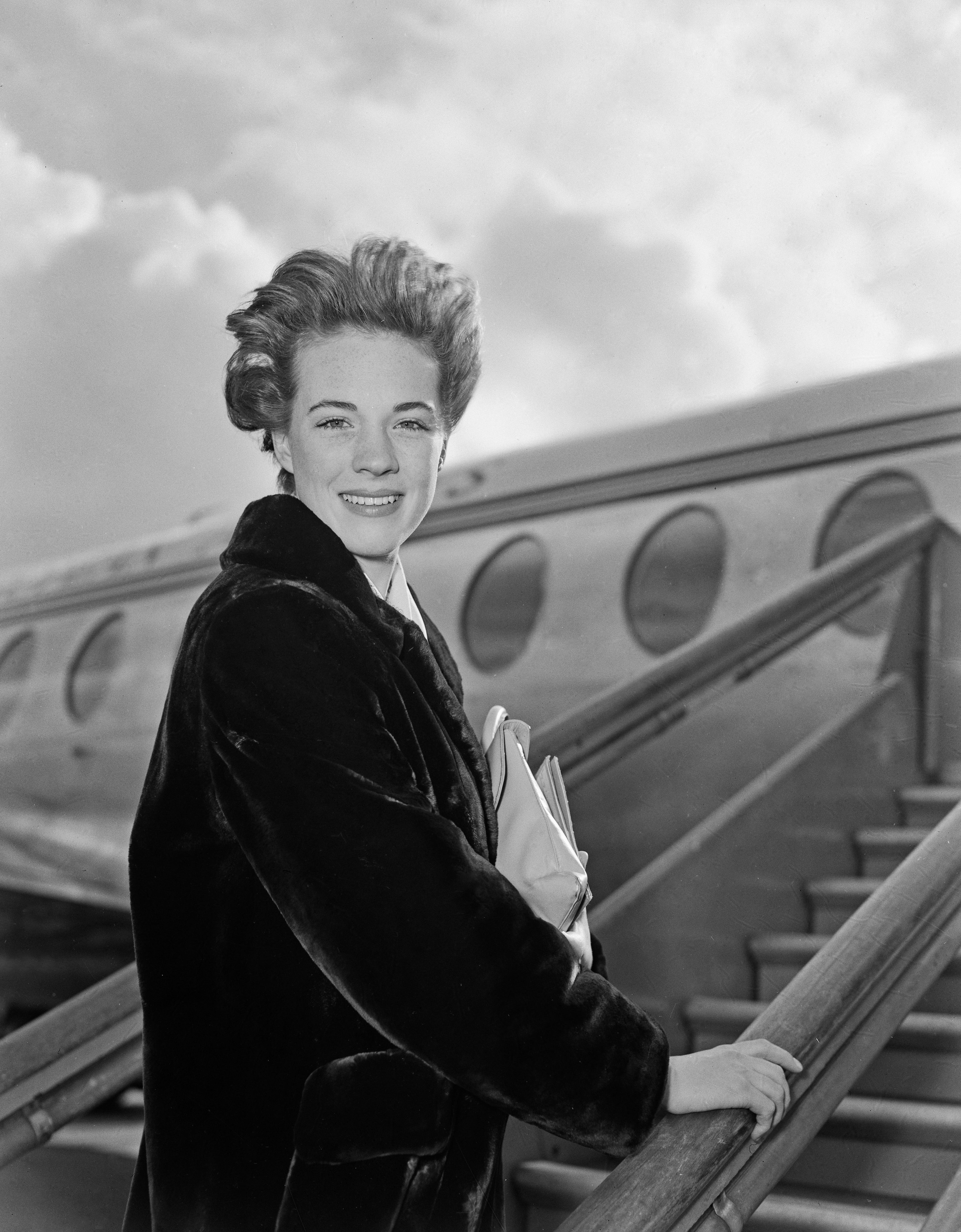 Die britische Schauspielerin Julie Andrews bestieg am 6. März 1959 einen Flug am Londoner Flughafen.