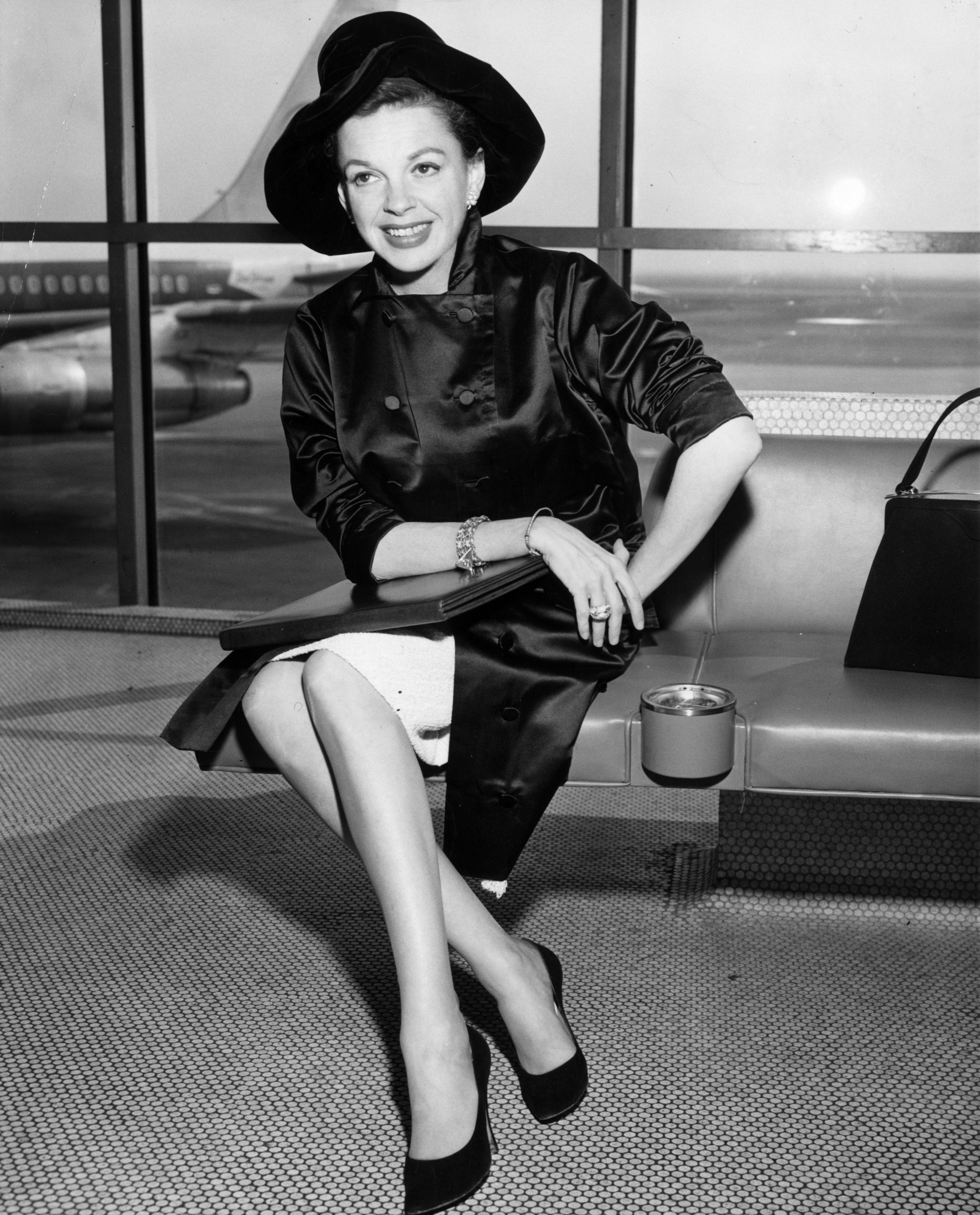 Sängerin und Filmstar Judy Garland auf einem Flughafen um 1955.