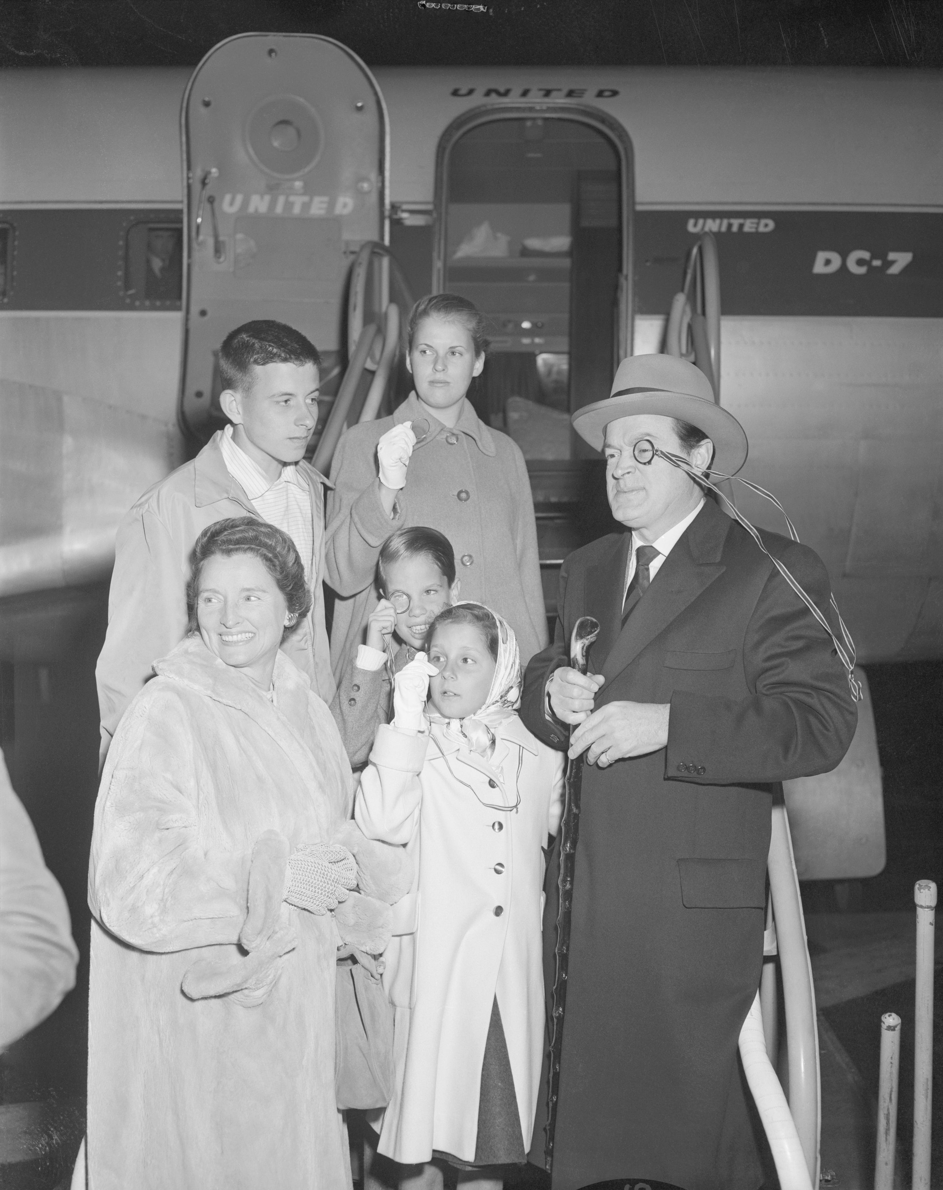 Bob Hope wird von seiner Frau Dolores und seinen vier Kindern Linda (16), Tony (14) sowie Nora und Kelly (8) am internationalen Flughafen begrüßt, als der Komiker am 6. März 1956 von seiner Europareise ankam .