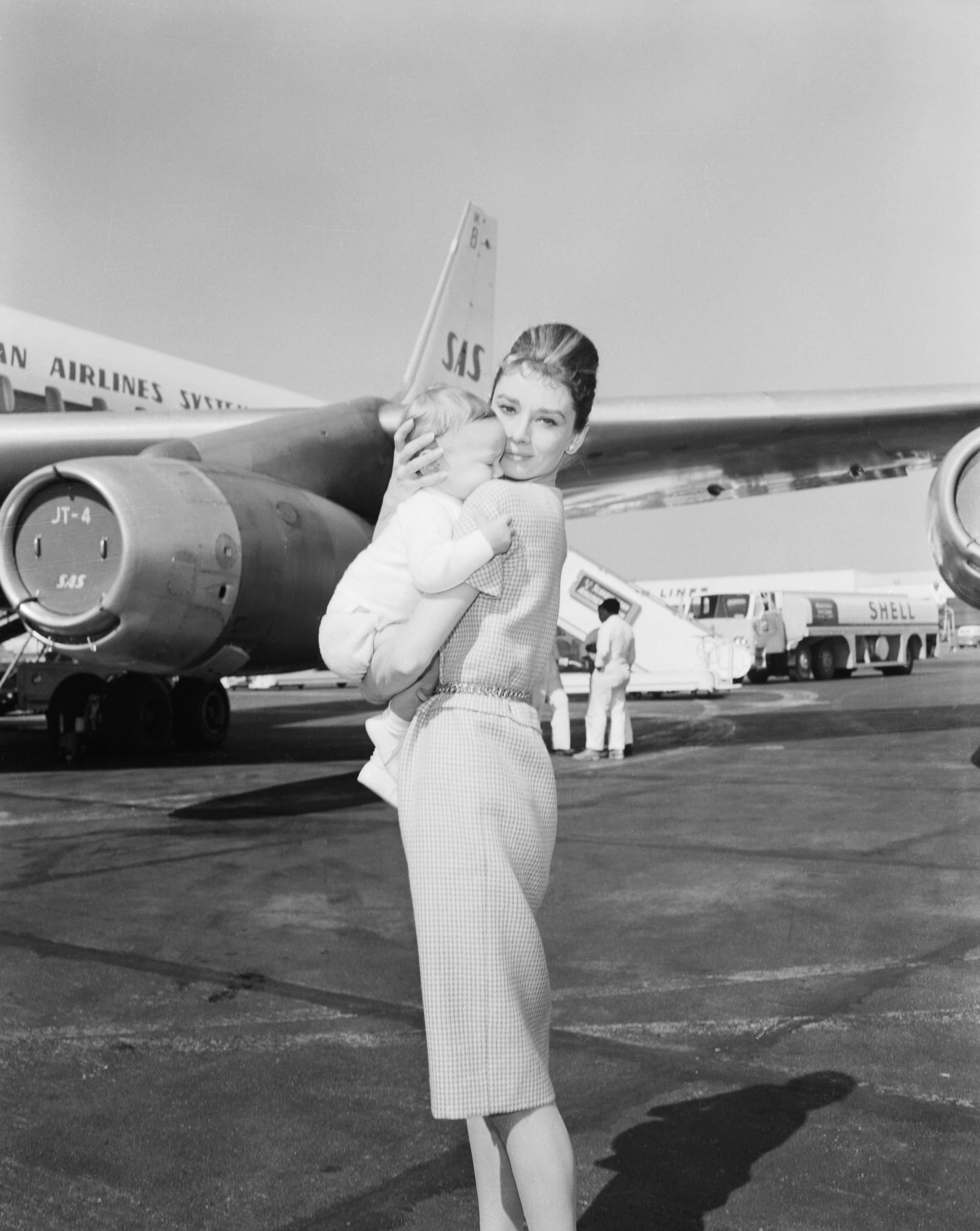 Schauspielerin Audrey Hepburn und Sohn Sean, 7 Monate, fliegen mit einem Jetliner nach Rom;  21. Februar 1961.