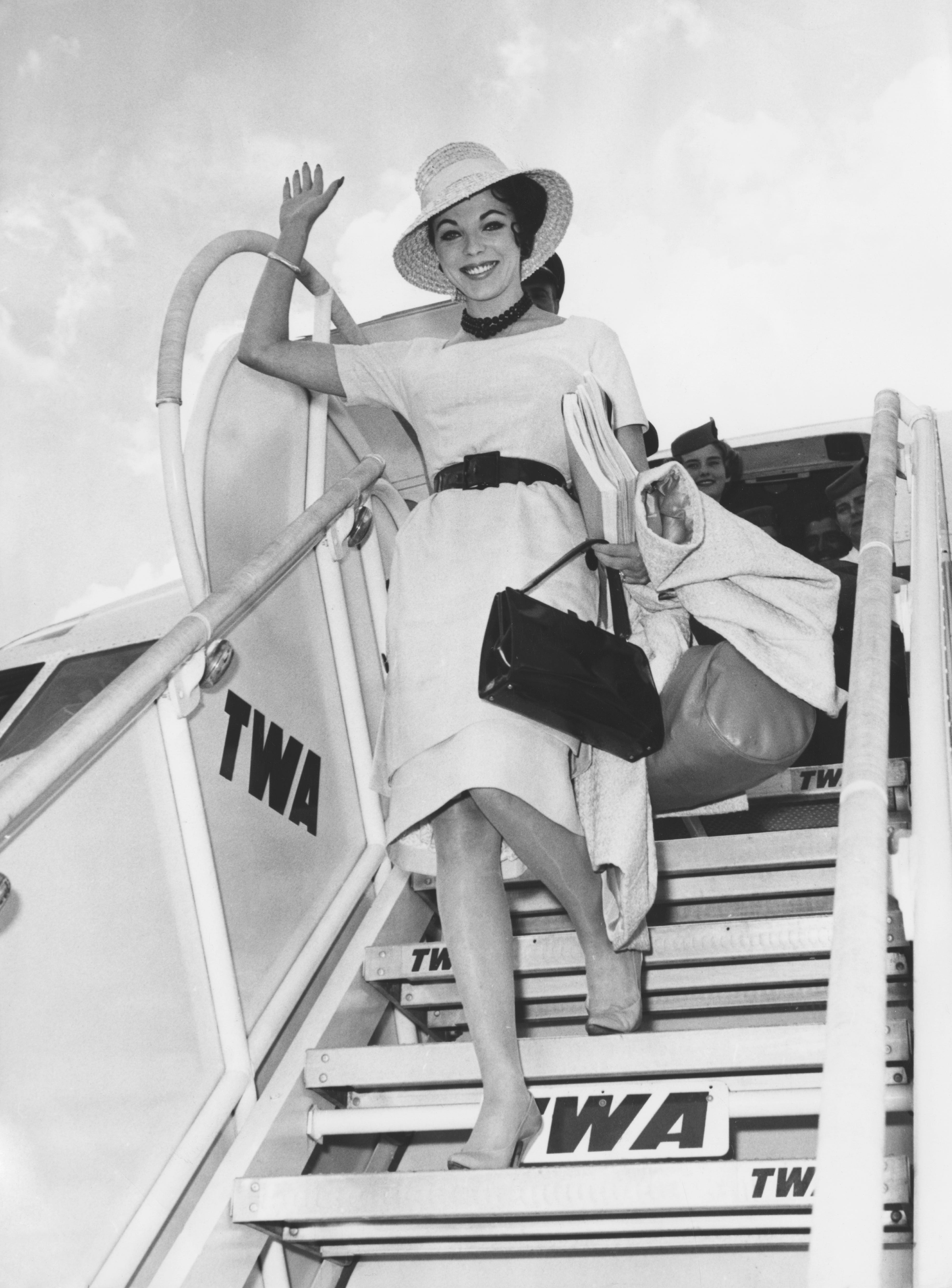 Die britische Schauspielerin Joan Collins kommt am 13. Juni 1960 am Flughafen Ciampino in Rom, Italien, an, um in dem Film „Esther und der König“ mitzuspielen.