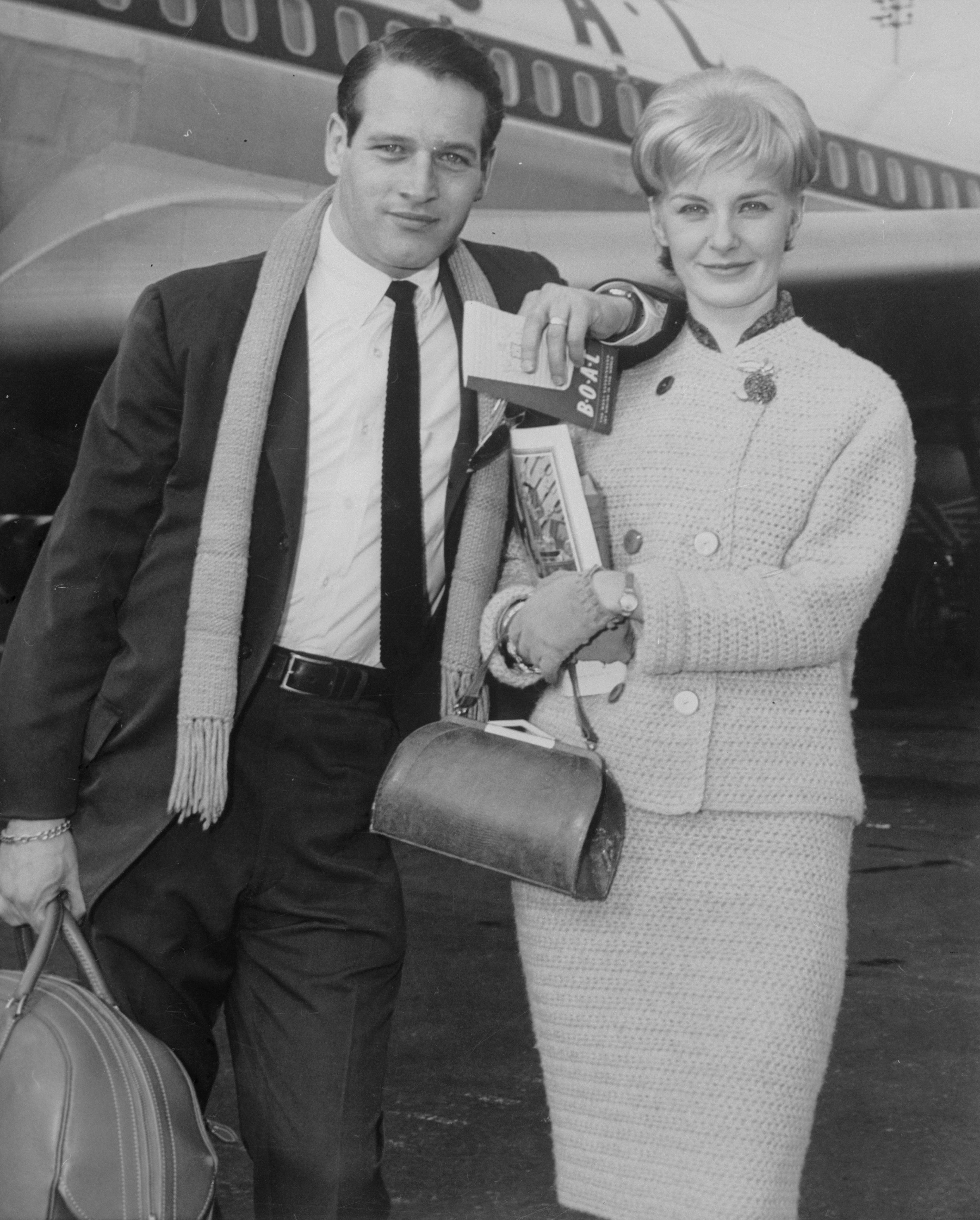Der Schauspieler Paul Newman und seine Frau, die Schauspielerin Joanne Woodward, verlassen am 13. Februar 1961 den New Yorker Flughafen Idlewild über Boac Plane nach Kingston, Jamaika, um einen zehntägigen Urlaub zu beginnen.