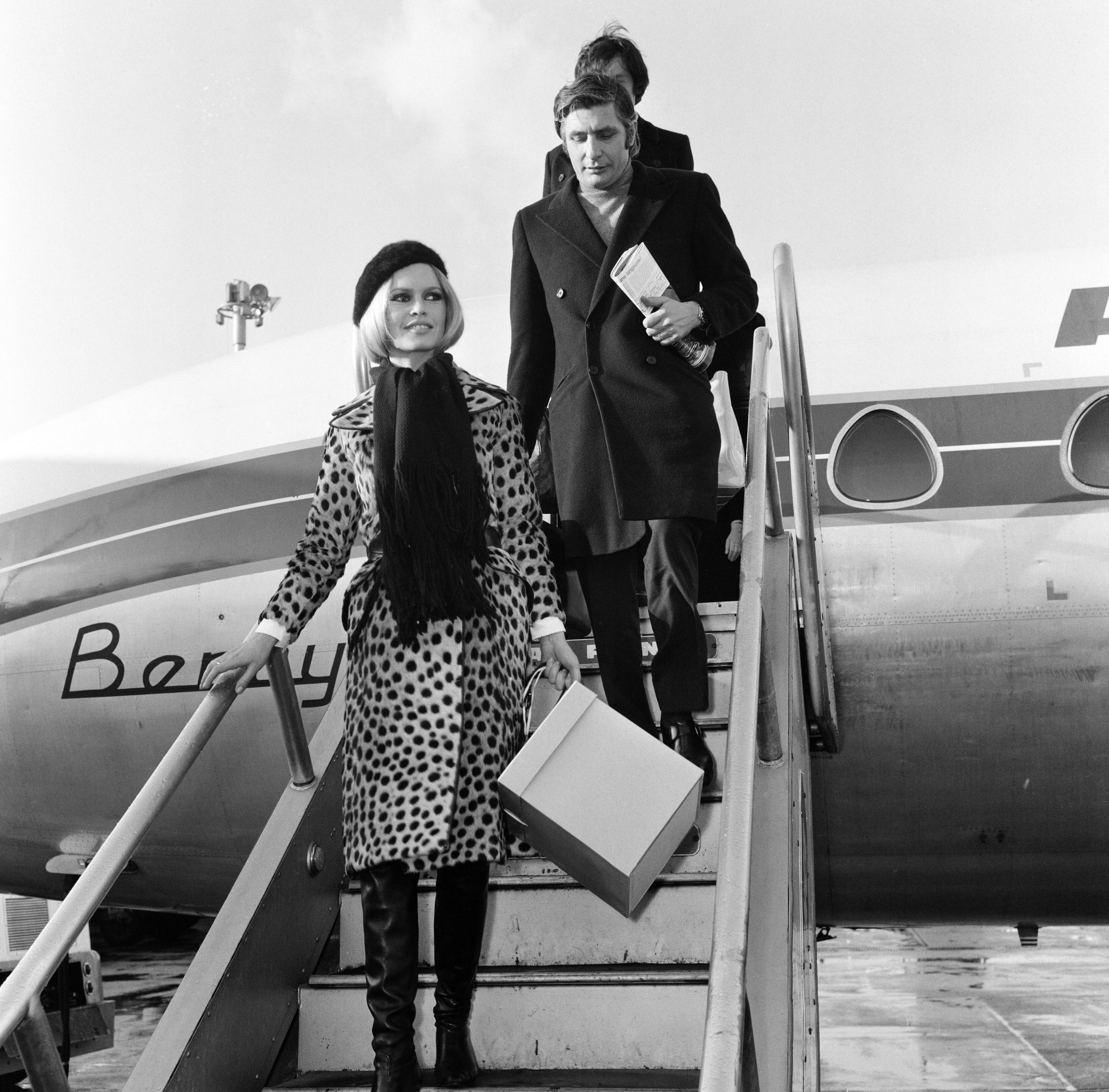 Die französische Filmschauspielerin Brigitte Bardot kommt mit ihrem Ehemann Gunther Sachs am 28. November 1967 am Londoner Flughafen Heathrow an.