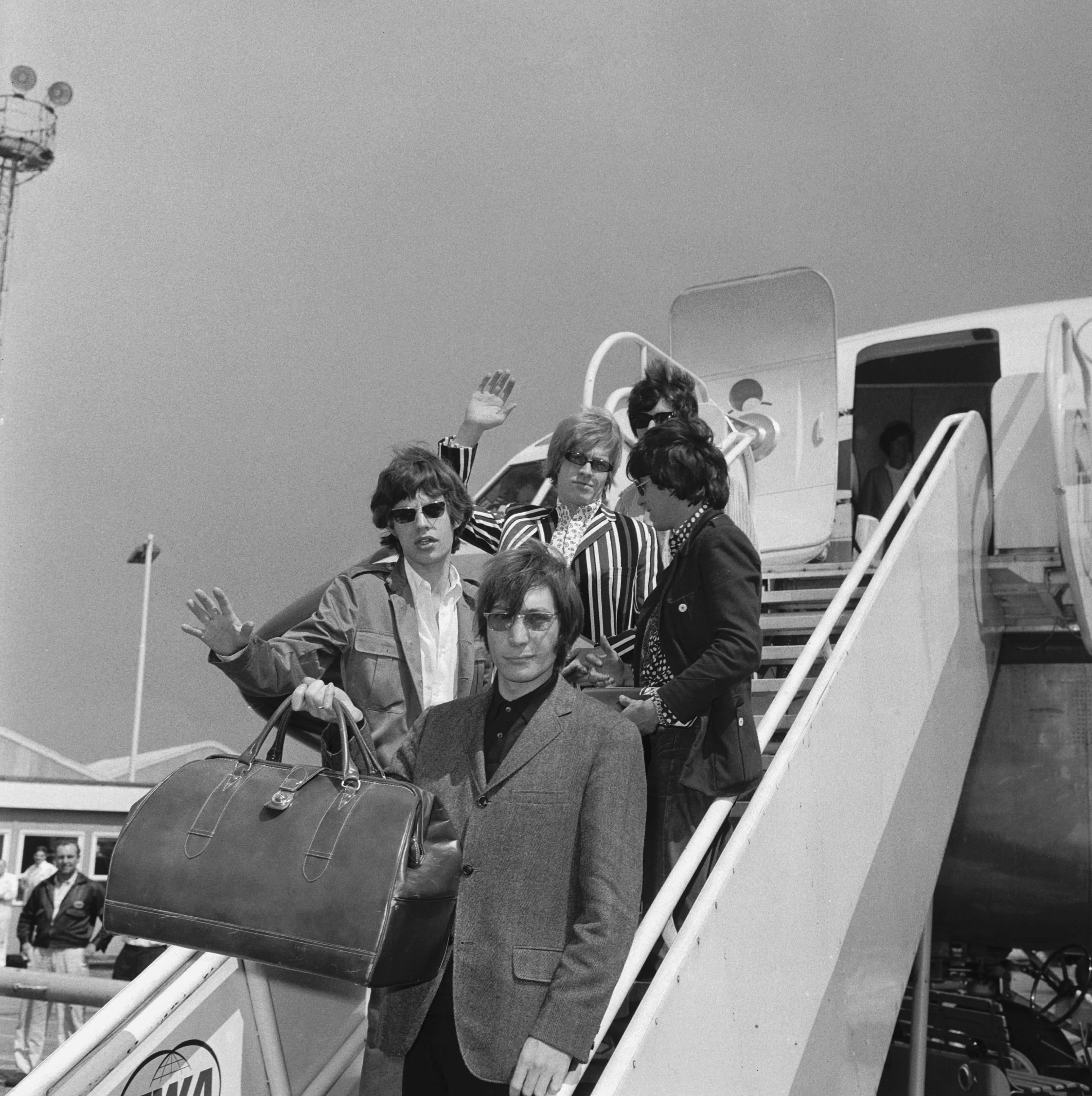 Die Rolling Stones verlassen den Flughafen London (heute Heathrow) auf einem Flug nach New York vor ihrer fünften Nordamerika-Tournee am 23. Juni 1966. Von oben nach unten: Bill Wyman, Brian Jones, Keith Richards, Mick Jagger und Charlie Watts.