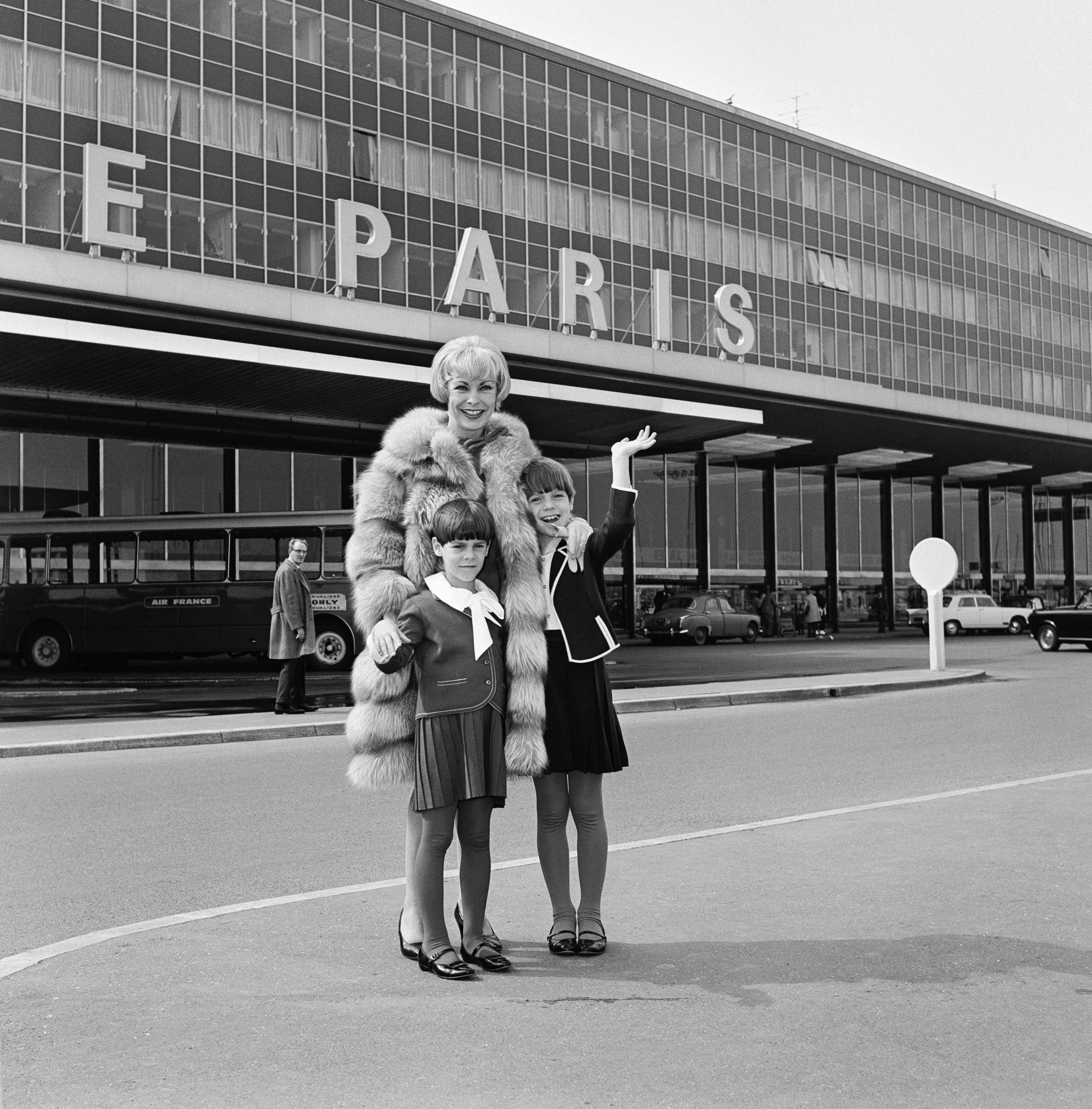 Die US-Schauspielerin Janet Leigh, Star in Alfred Hitchcocks Film Psycho, posiert mit ihren Töchtern Kelly (9) und Jamie (6) am 24. April 1965 bei seiner Ankunft am Flughafen Orly, bevor er einige Tage in Paris verbringt.