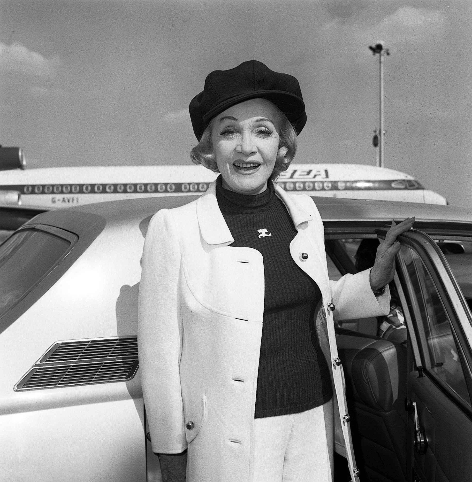 Marlene Dietrich kommt aus Paris am Flughafen Heathrow an.