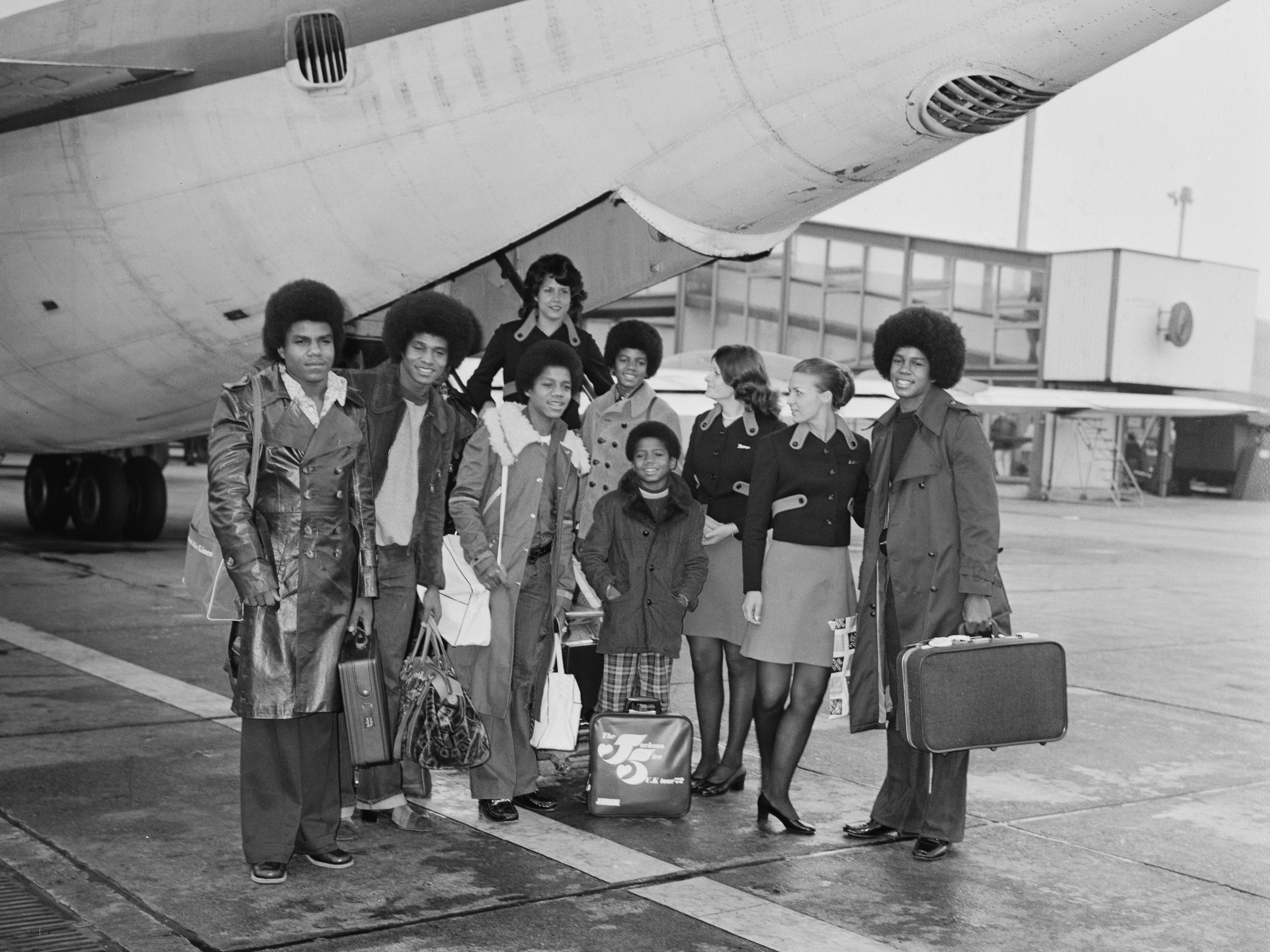 Die amerikanische Gesangsgruppe Jackson Five verlässt am 2. Oktober 1972 den Flughafen London nach Amsterdam. Von links nach rechts: die Brüder Tito, Jackie, Marlon, Michael (hinten), Randy und Jermaine Jackson.