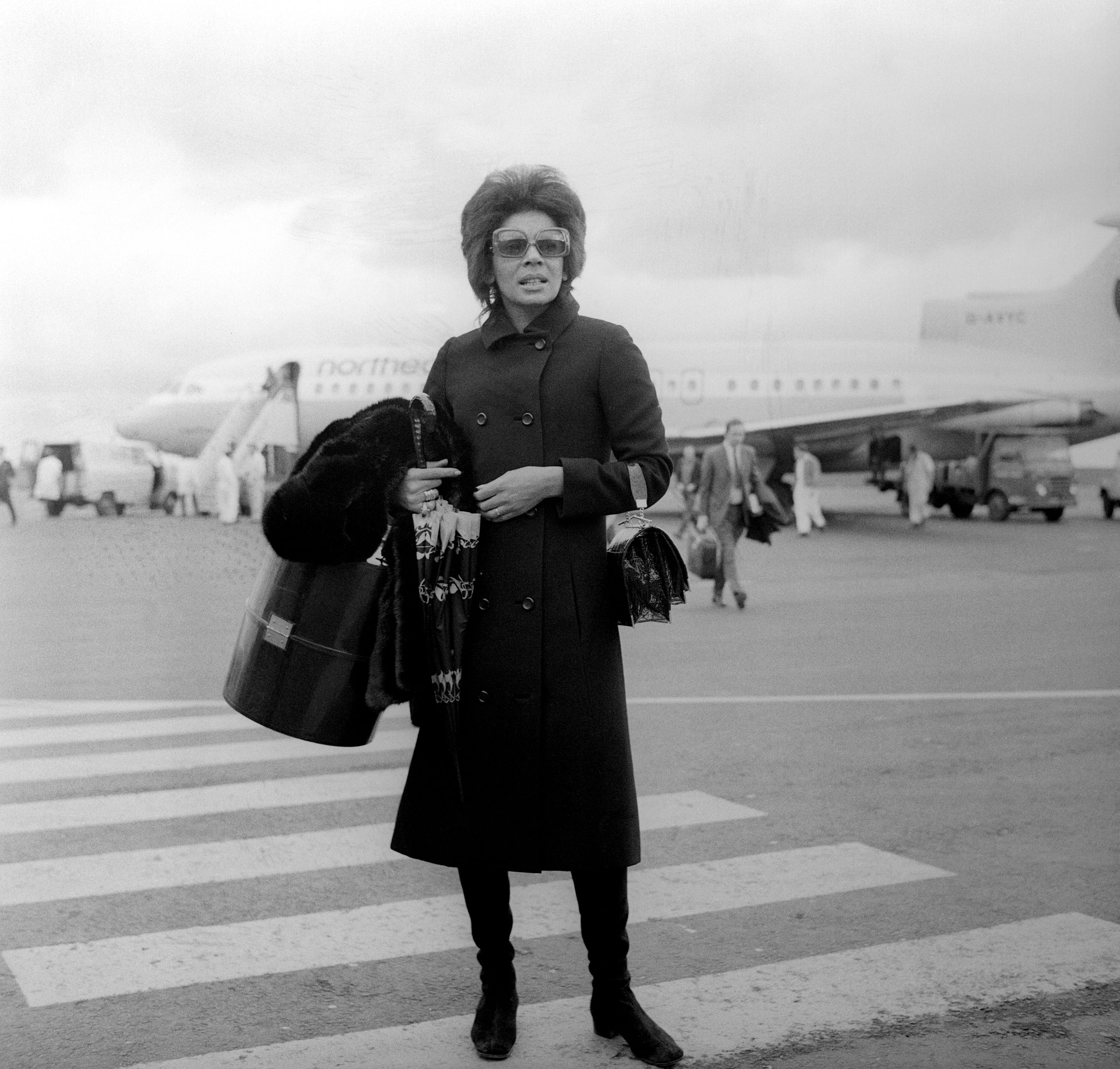 Shirley Bassey kommt am 30. April 1971 am Flughafen Newcastle an.