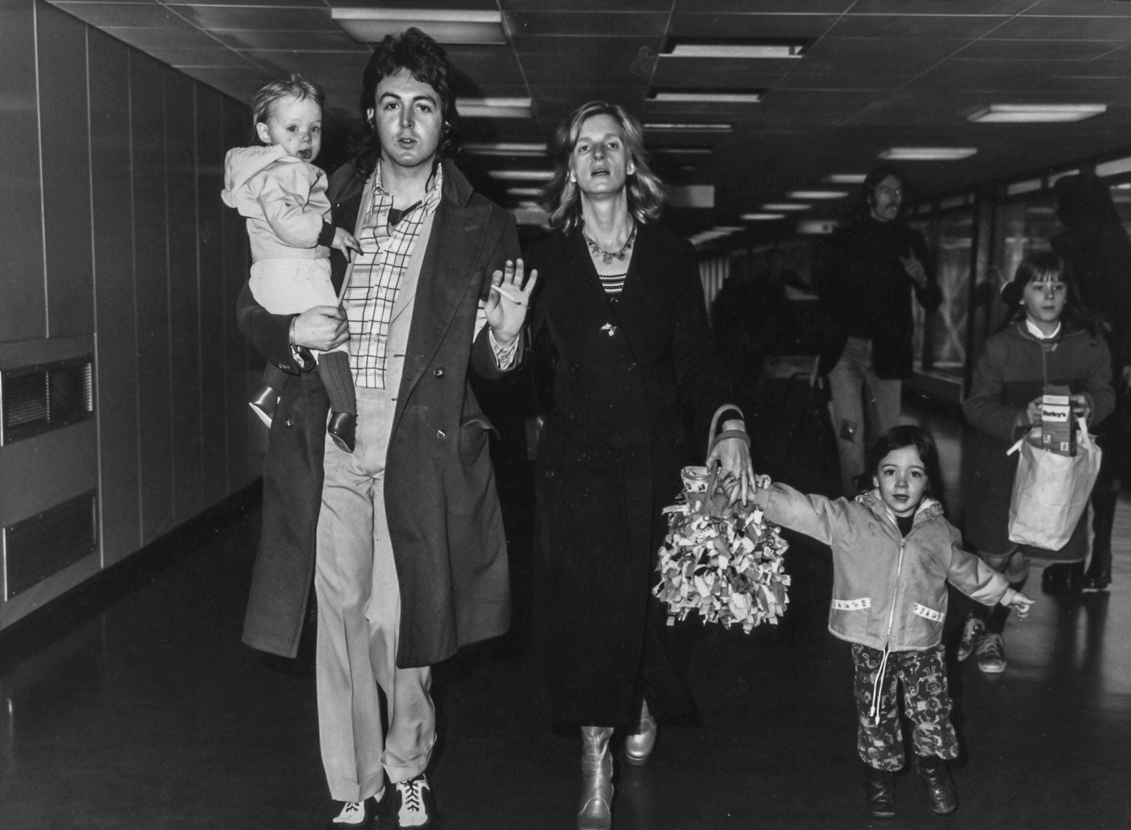 Paul McCartney und Familie, Londoner Flughafen, 1972.