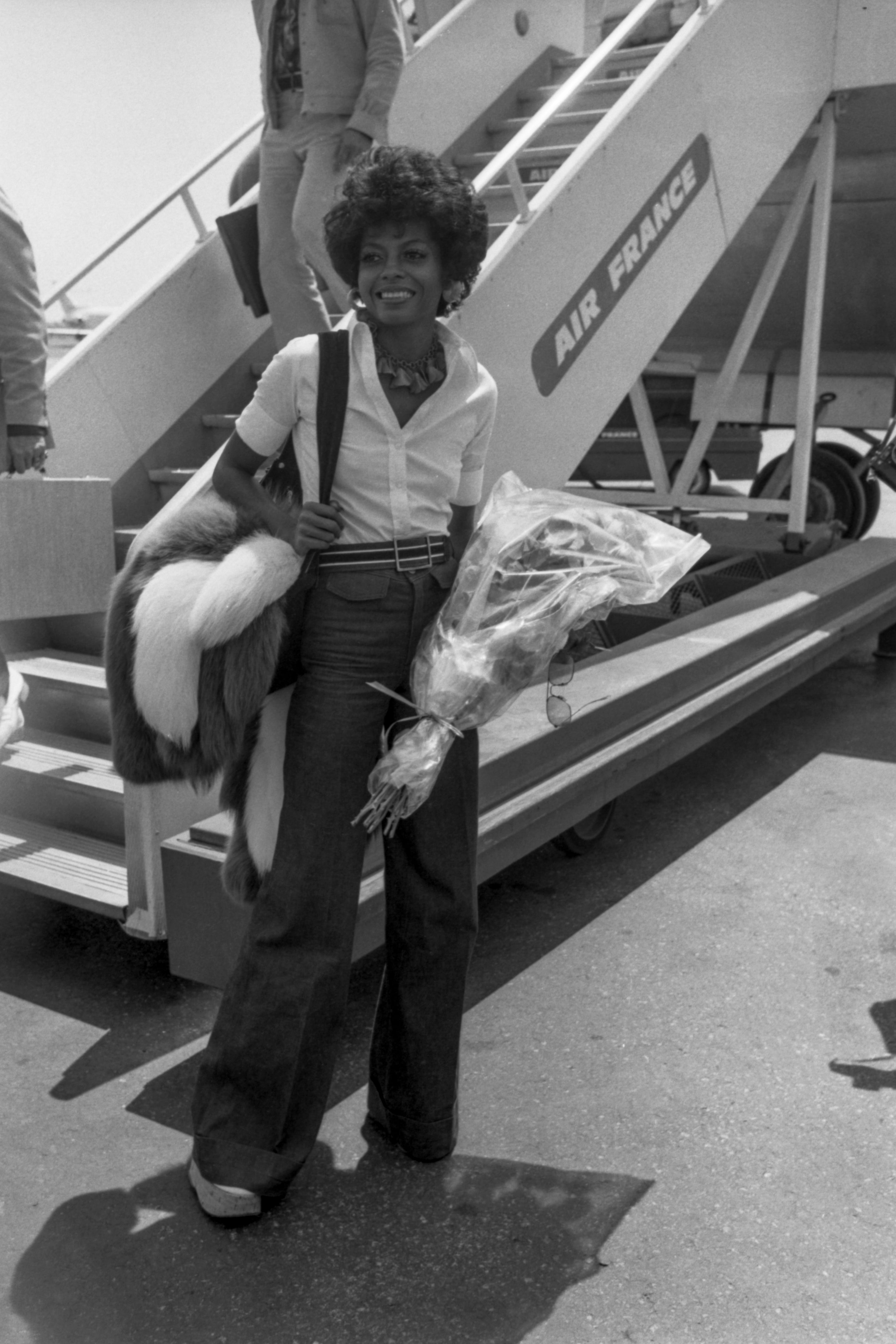 Diana Ross kommt am 24. Mai 1973 zum Cannes-Festival am Flughafen Nizza in Frankreich an.