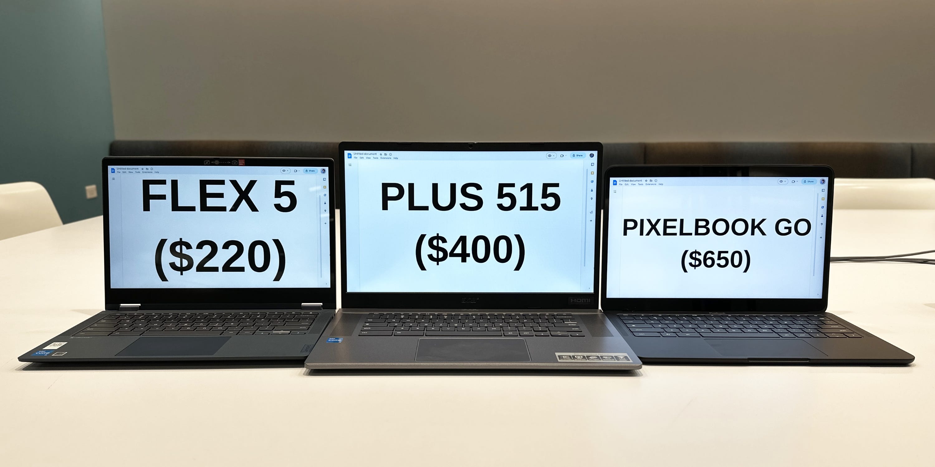 Ein Lenovo Flex 5, ein Acer Plus 515 und ein Google Pixelbook Go sitzen nebeneinander.  Auf jedem Chromebook werden der Name und der Preis des Modells angezeigt.