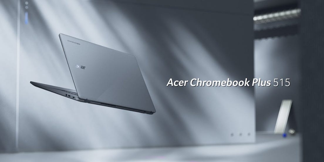 Ein Acer Chromebook Plus 515 schwebt vor einem silbernen Hintergrund.