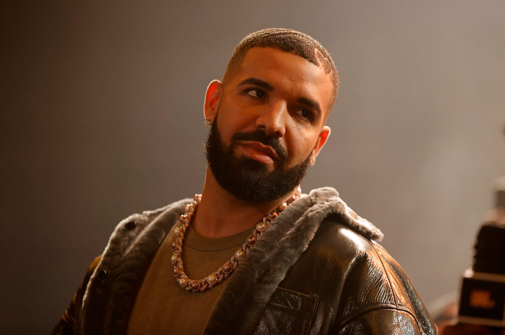 Drake spricht auf der Bühne während des Rap-Battles „Till Death Do Us Part“ von Drake am 30. Oktober 2021 in Long Beach, Kalifornien.