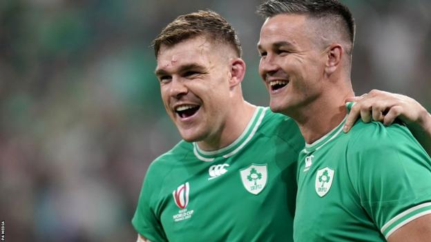 Garry Ringrose und Johnny Sexton lächeln nach Irlands Sieg über Schottland