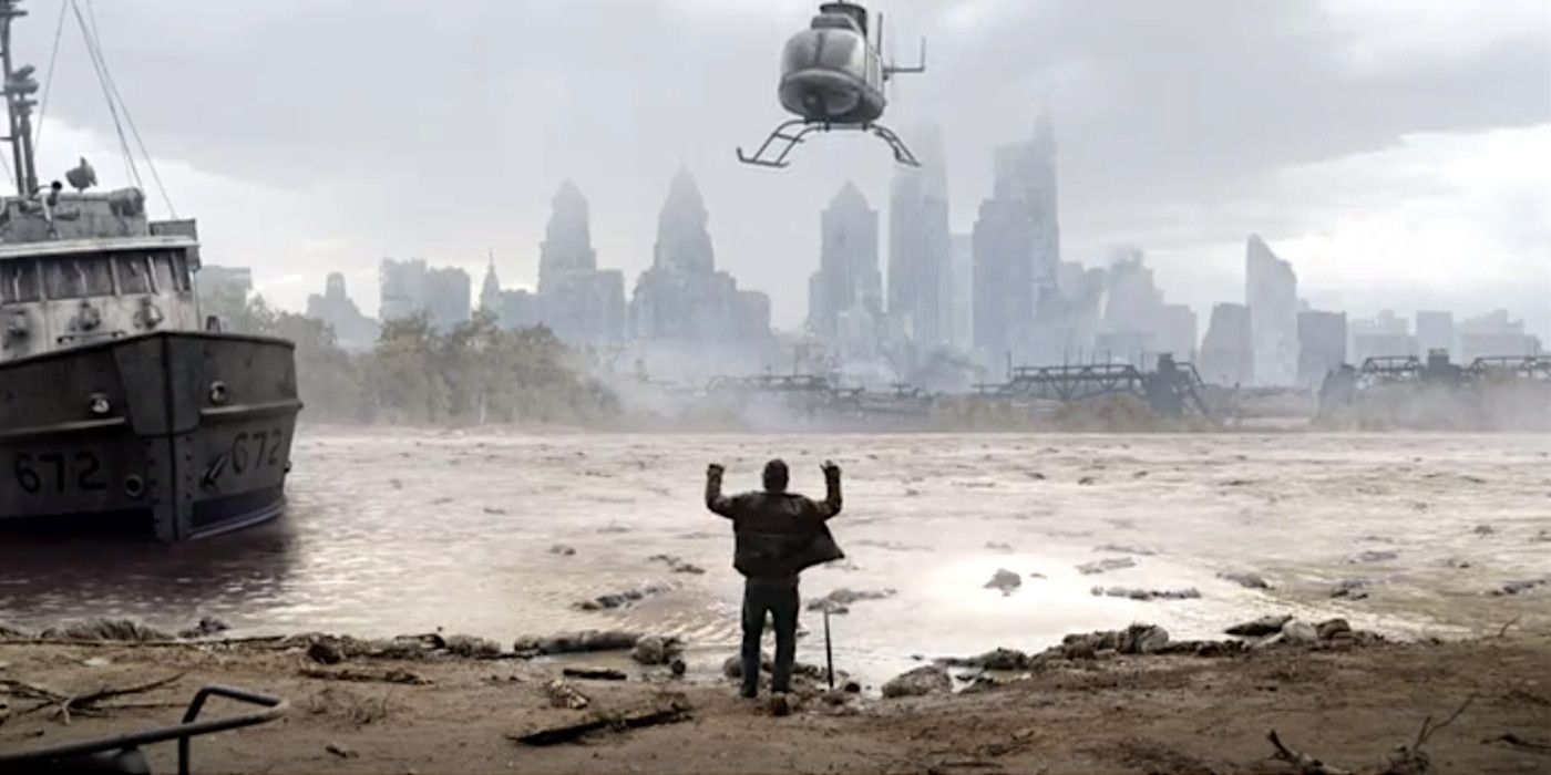 Eine Silhouette eines Mannes steht an einem schlammigen Flussufer und hält die Hände hoch, während ein Hubschrauber bedrohlich über ihm schwebt, in der Ferne ist die verschwommene Skyline einer Stadt zu sehen