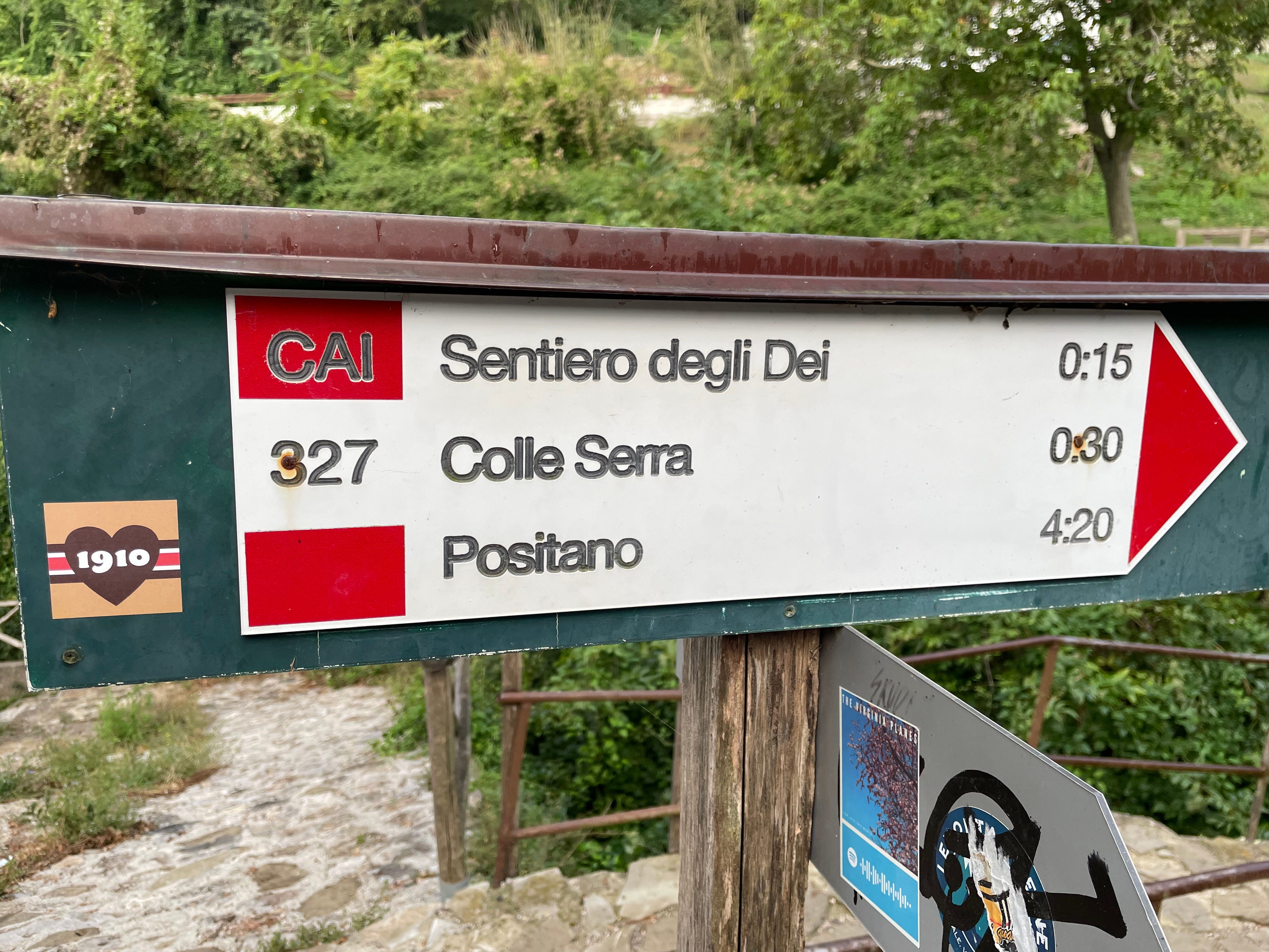 Ein Schild mit Wegbeschreibungen zum Sentiero degli Dei, Colle Serra und Positano.