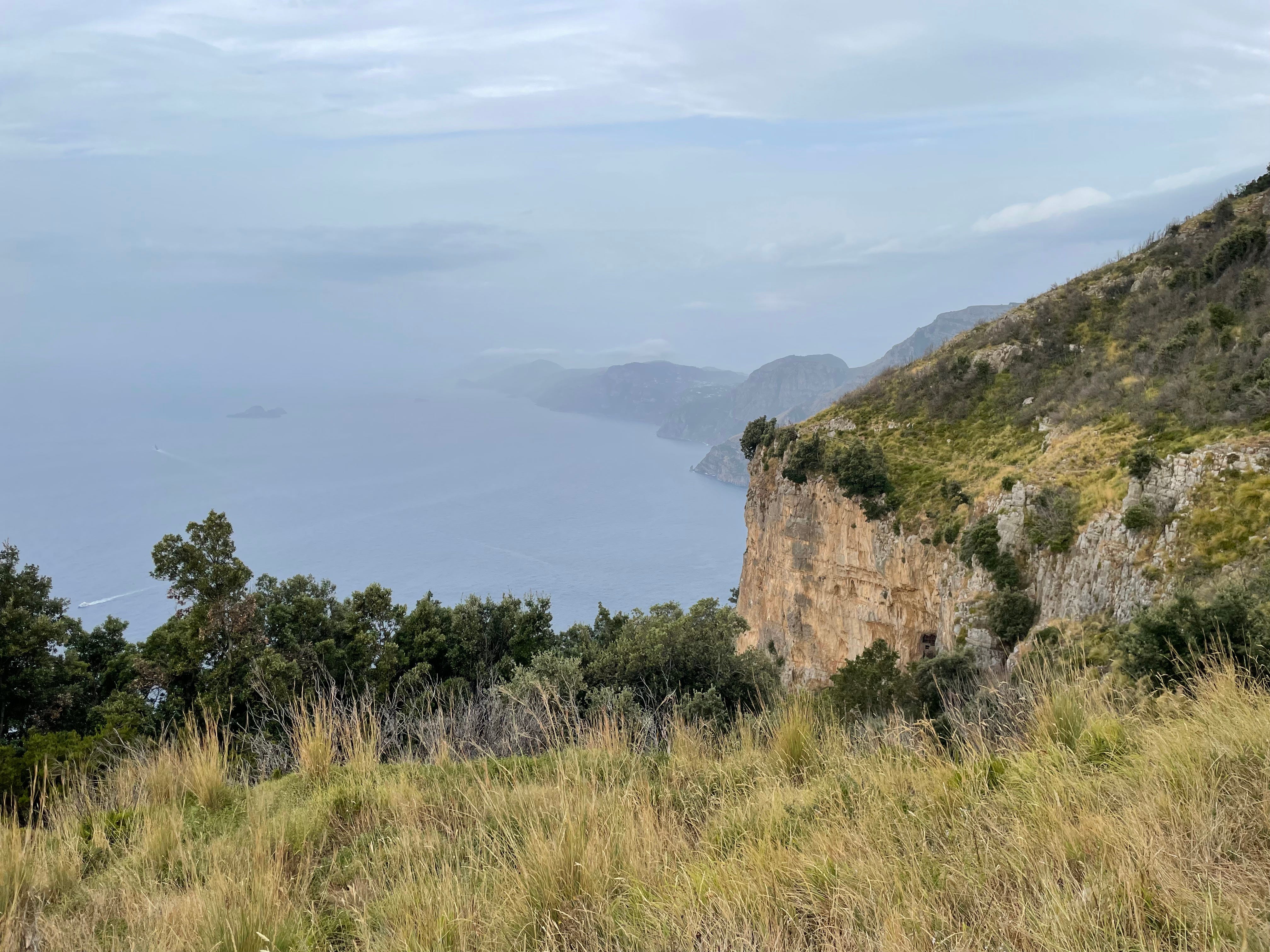 Ein nebliger Blick auf die Küste vom Gipfel der Path of the Gods-Wanderung.