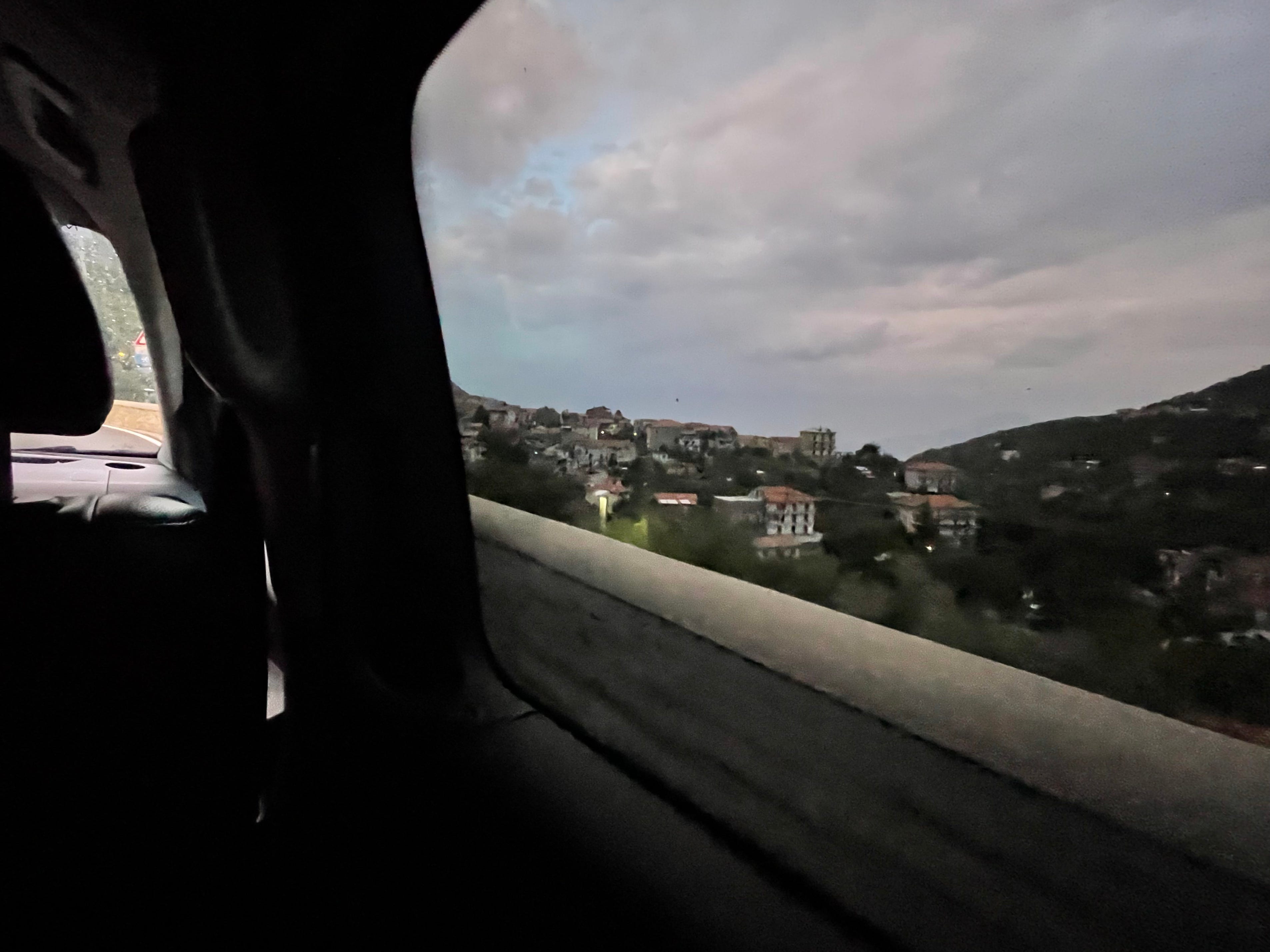 Ein Blick aus dem Autofenster auf eine Küstenstadt