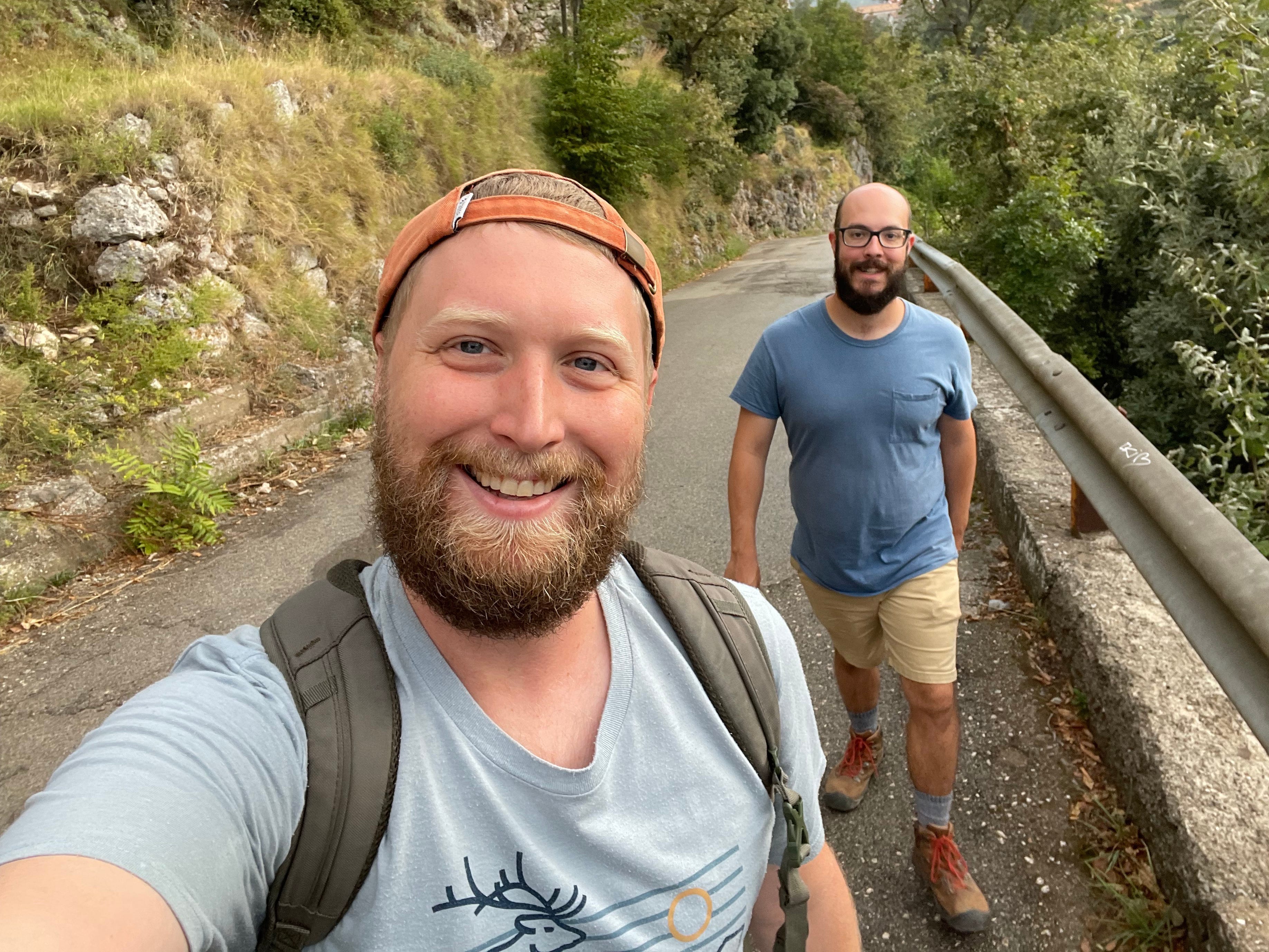 Ein Selfie von Timothy und seinem Mann auf dem Weg zum Pfad der Götter.