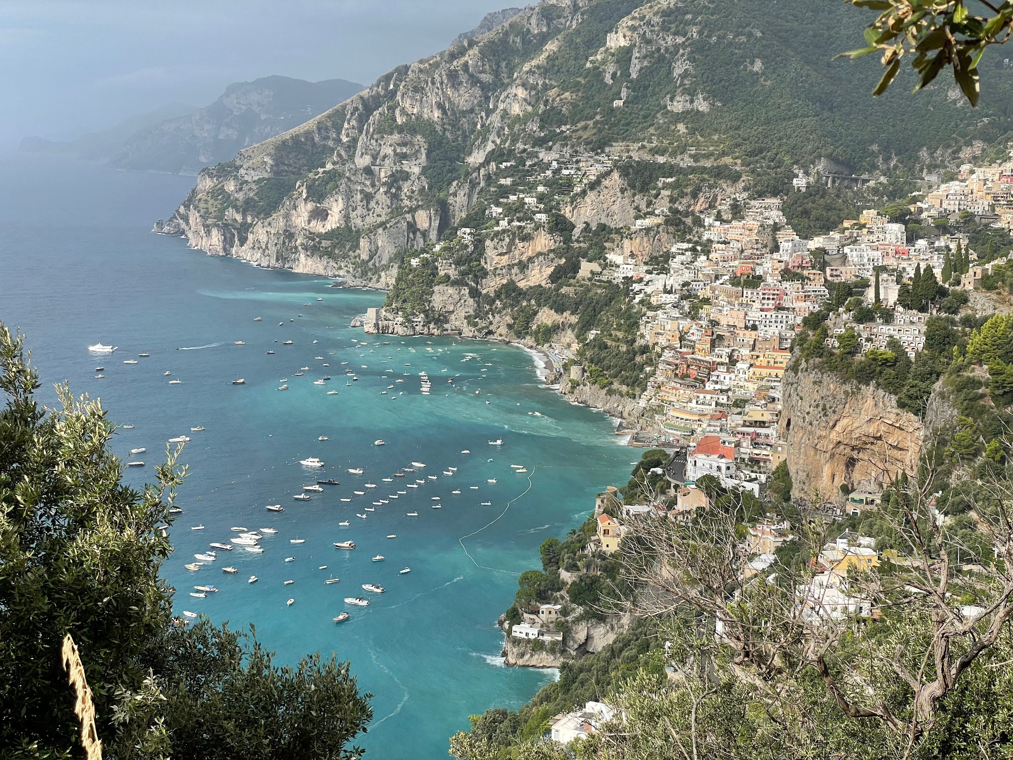 Der Blick von oben auf die Küstenstadt Positano.