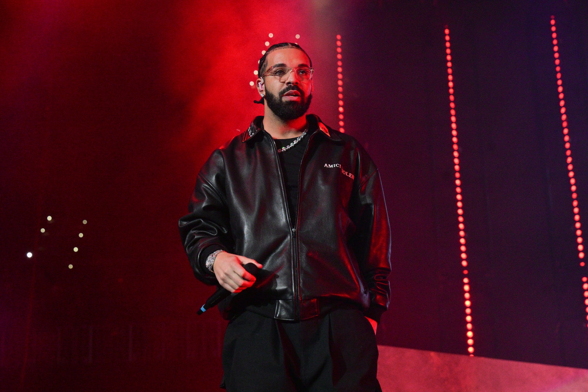 Rapper Drake tritt am 9. Dezember 2022 während des „Lil Baby & Friends Birthday Celebration Concert“ in der State Farm Arena in Atlanta, Georgia, auf der Bühne auf.