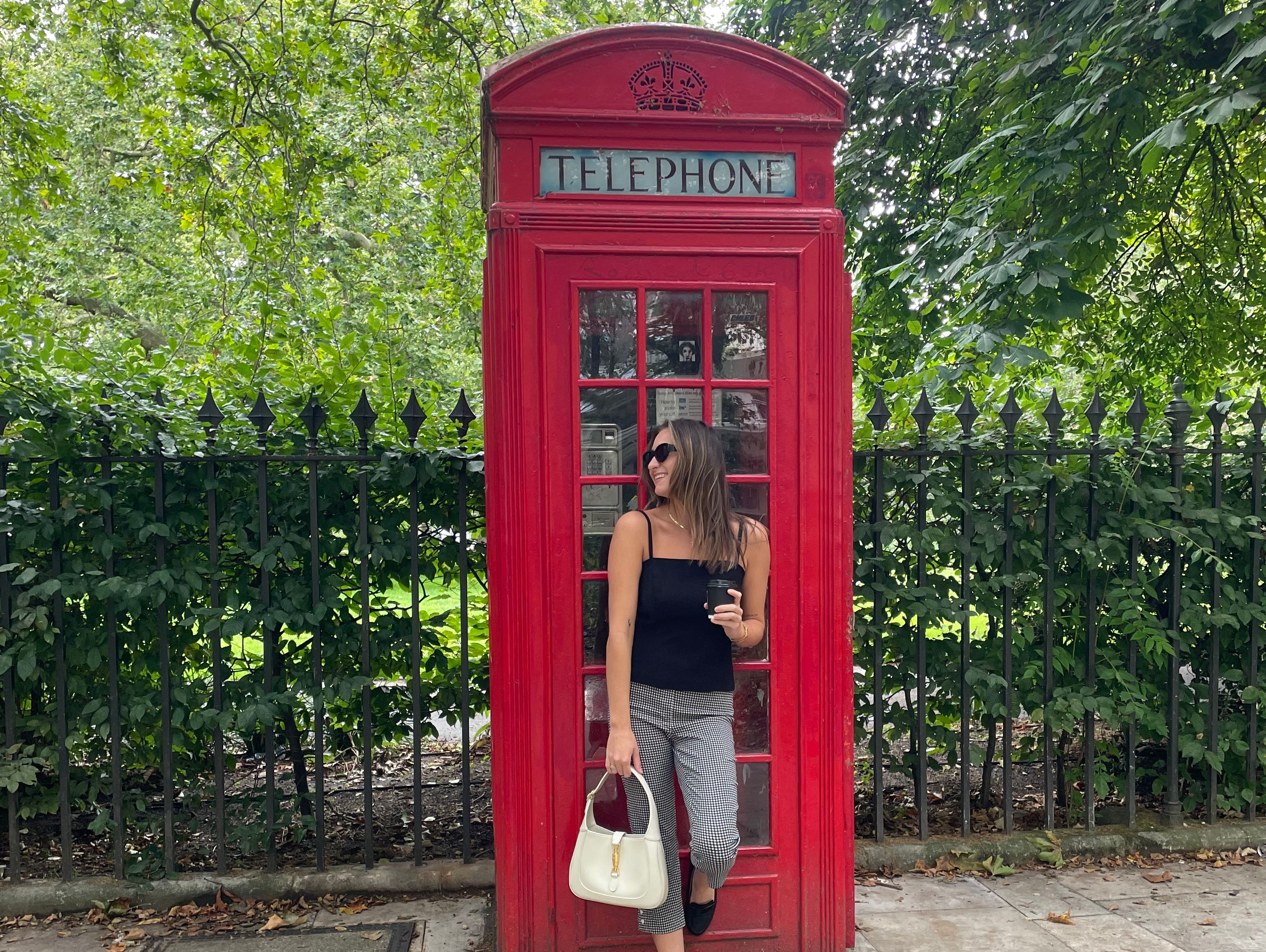 Kelly posiert vor einer roten Telefonzelle in London