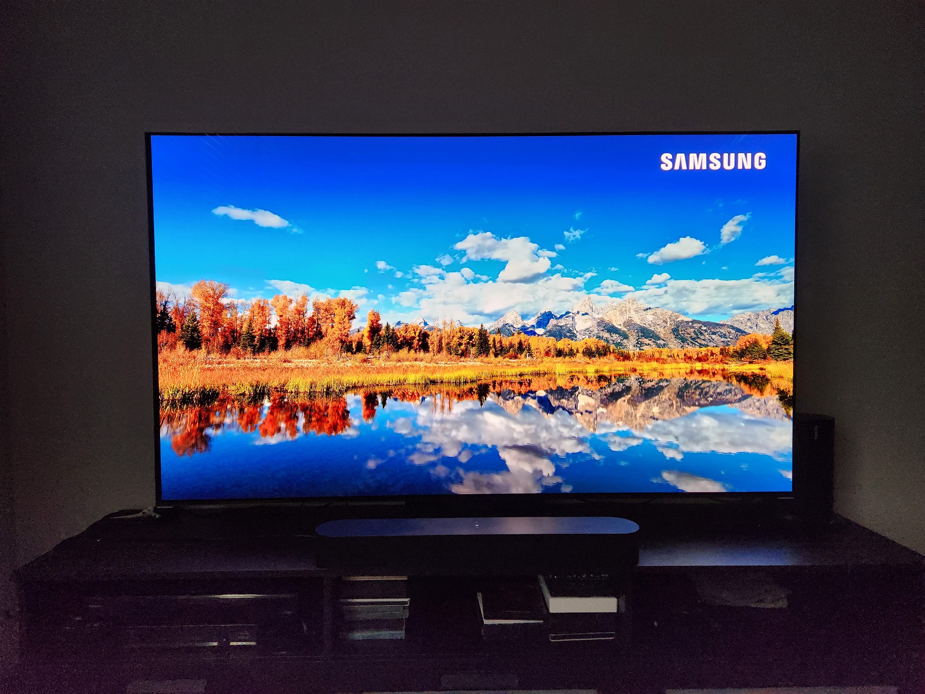 Eine Aufnahme von Bergen und einem See auf einem Samsung S95B 4K OLED-Fernseher.
