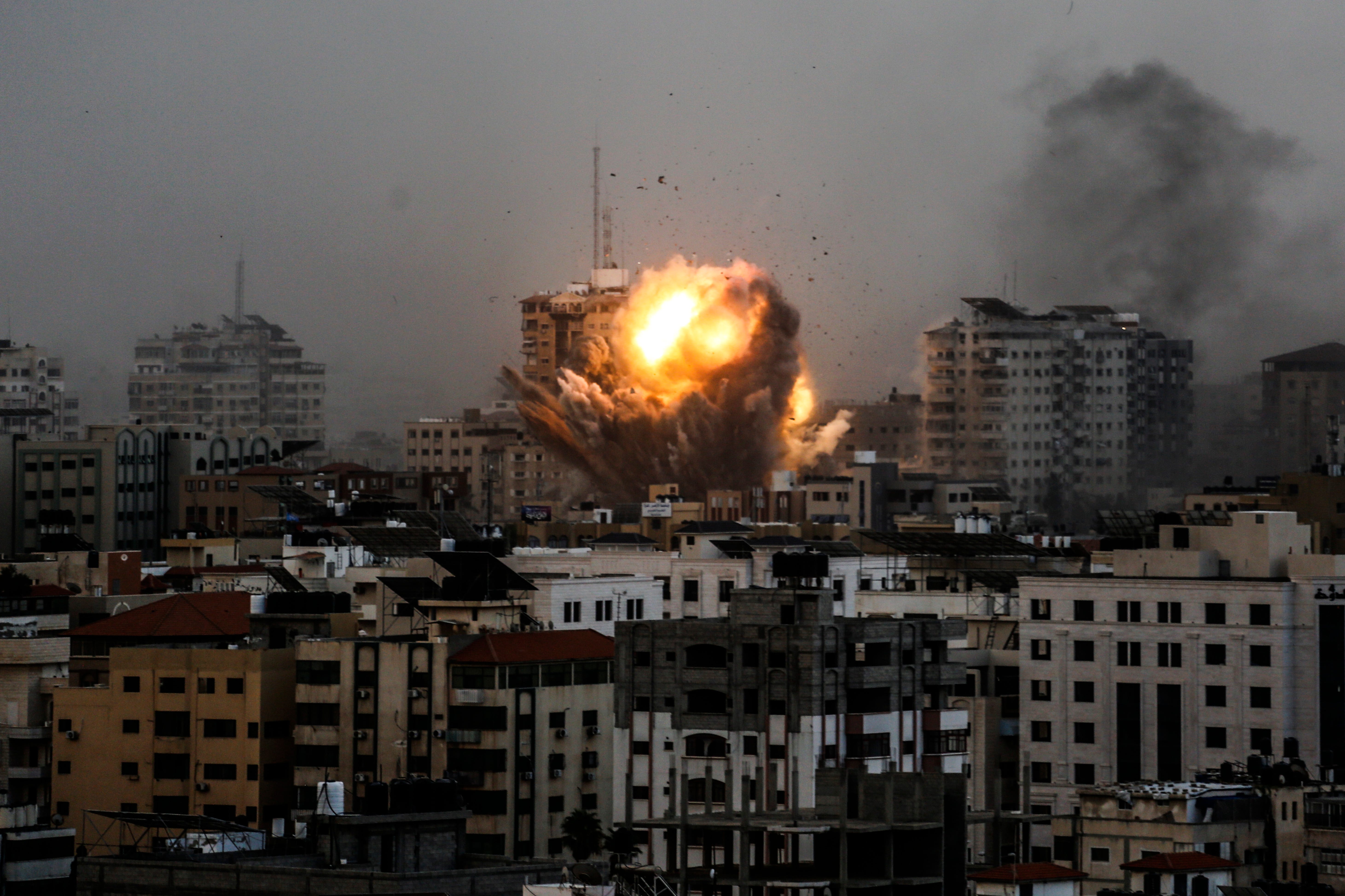 Am 9. Oktober 2023 steigt während eines israelischen Luftangriffs Rauch auf und ein Feuerball über einem Gebäude in Gaza-Stadt.