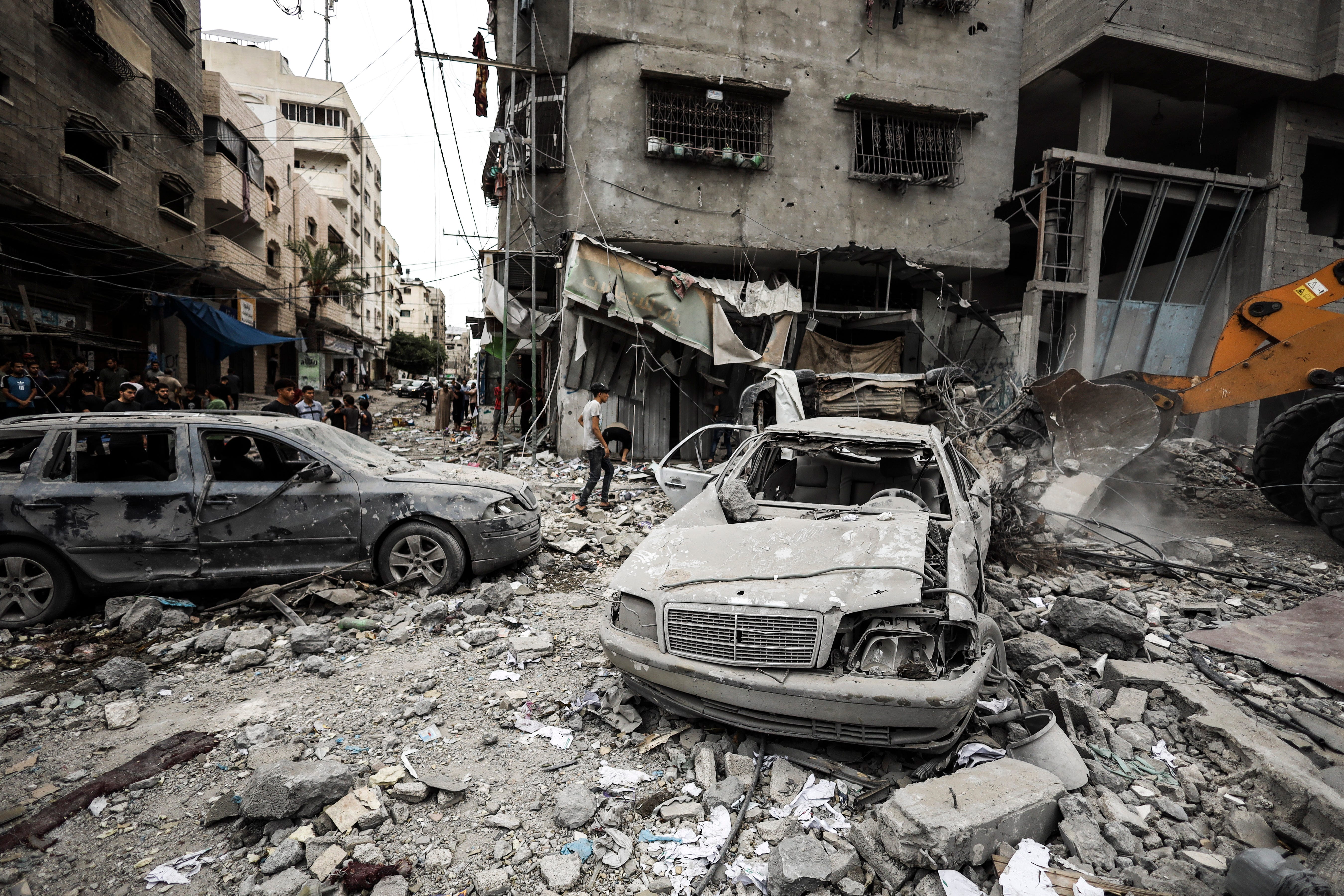 Die Trümmer zerstörter Gebäude und Autos nach einem israelischen Luftangriff in Gaza-Stadt am 9. Oktober 2023.