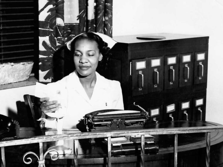 Ein Schwarz-Weiß-Foto von Ruby Cole bei der Arbeit als Krankenschwester.