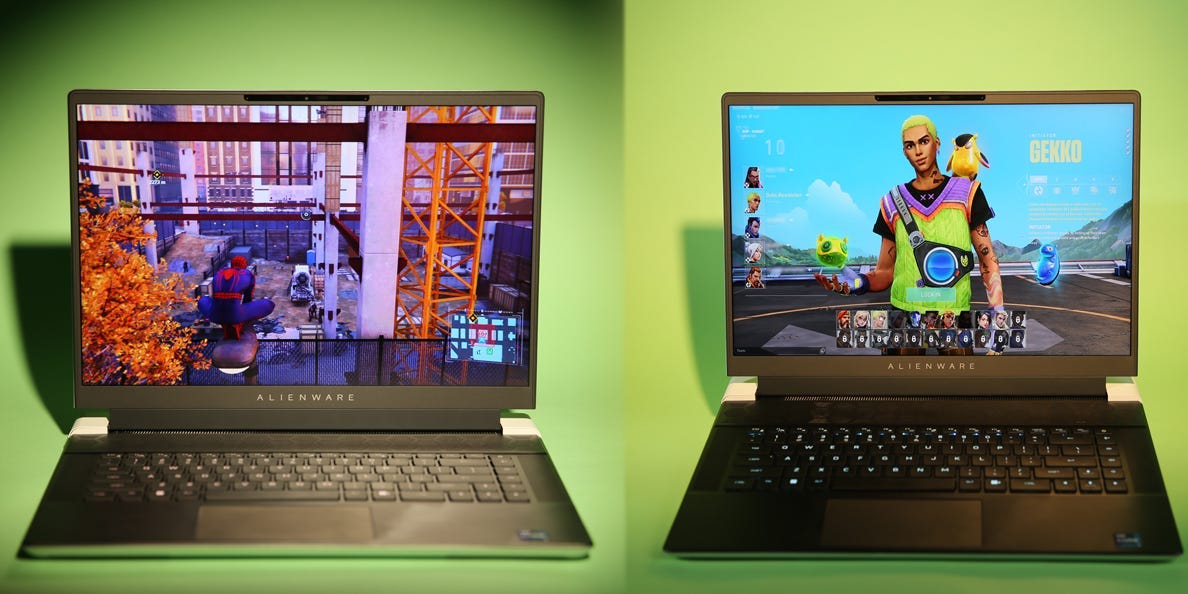 Zwei Alienware x16-Laptops mit dem Spiel „Marvel's Spider-Man Remastered“ auf der linken Seite und „Valorant“ auf der rechten Seite.