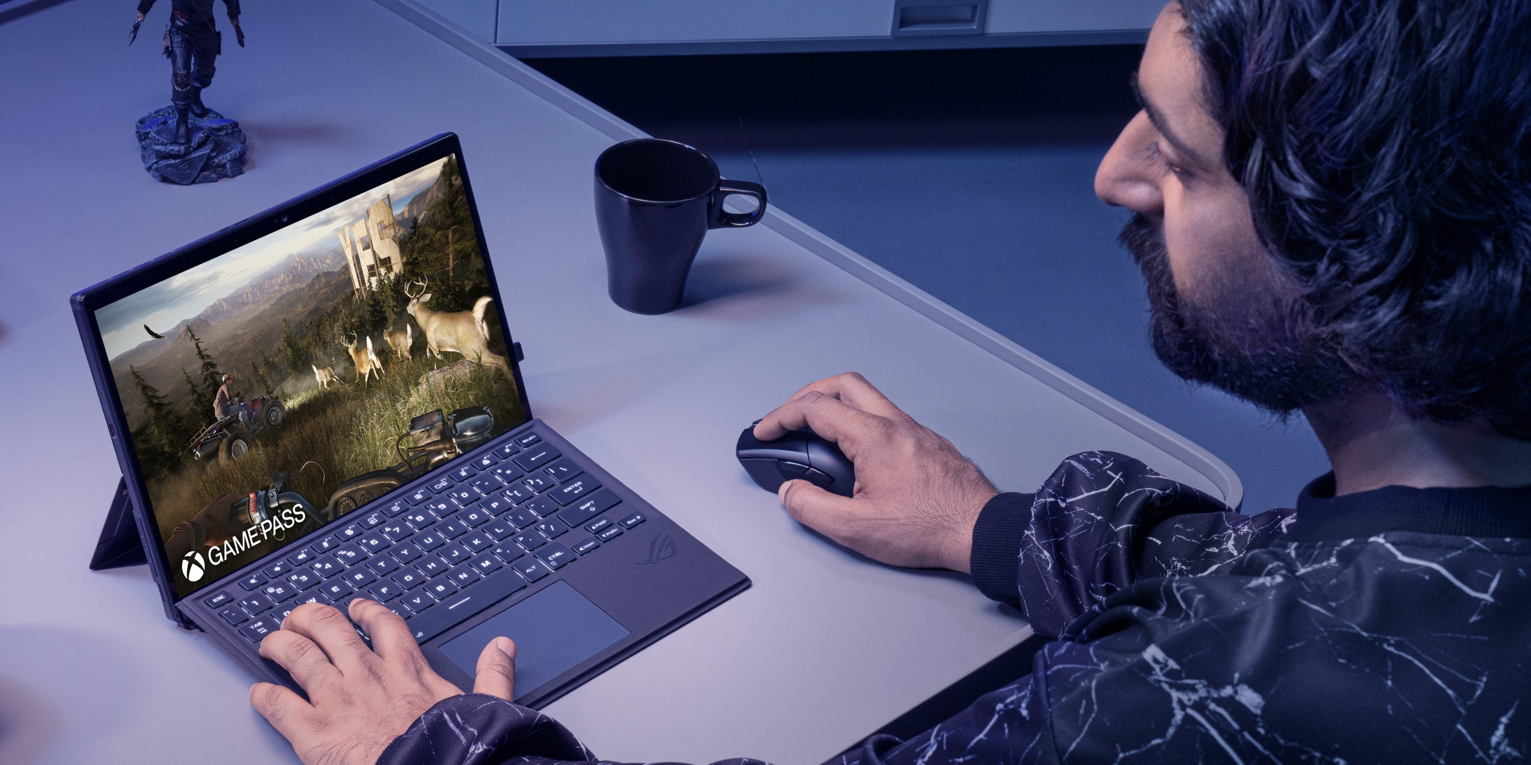 Eine Person, die ein Videospiel auf einem Asus ROG Flow Z13-Laptop spielt.