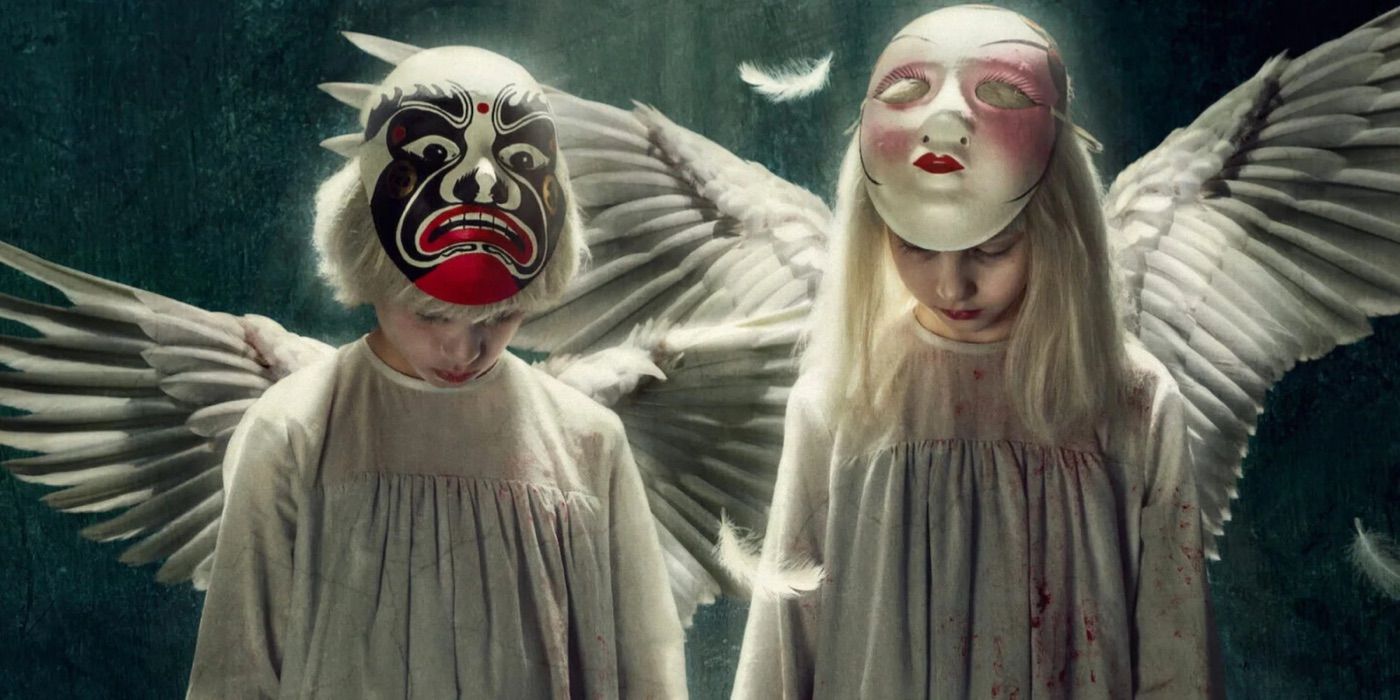 Tin und Tina tragen Masken und Engelsflügel auf einem Werbebild für Tin & Tina