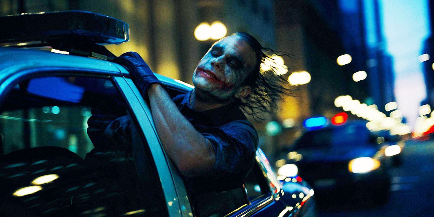 Der Joker hängt in The Dark Knight an einem Polizeiauto
