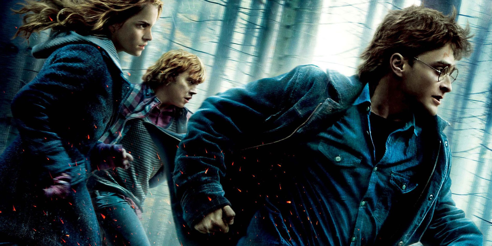 Harry Potter und die Heiligtümer des Todes Teil 1 Poster von Harry Ron und Hermine, die durch einen Wald rennen.