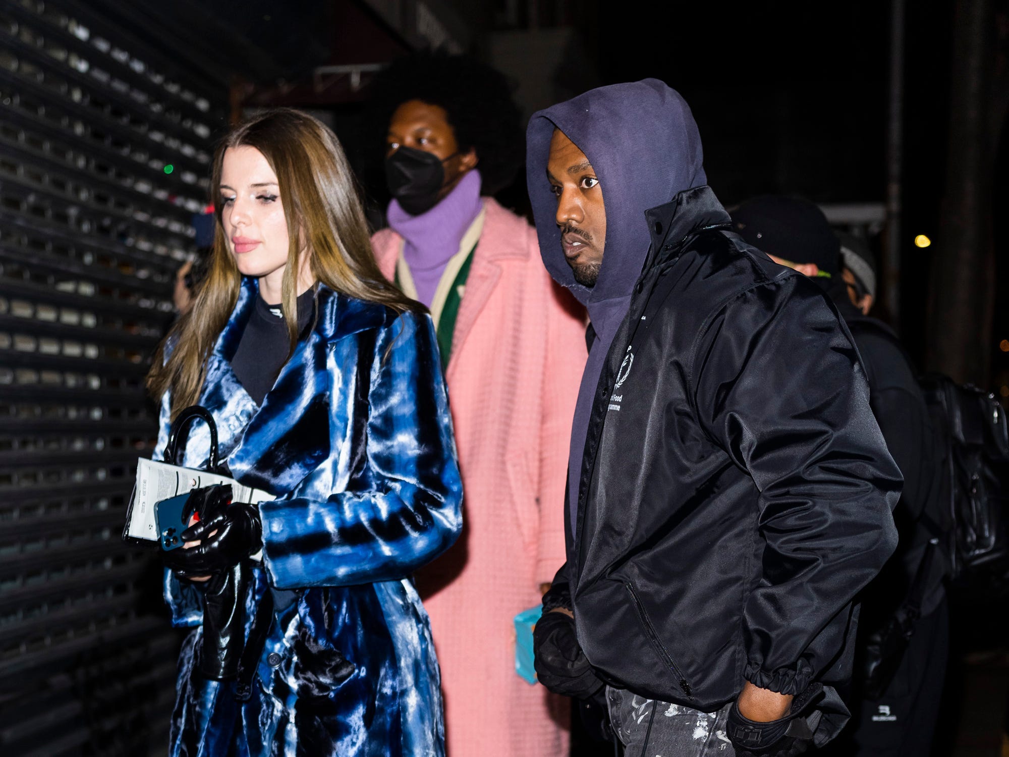 Ein Bild von Kanye West und Julia Fox.