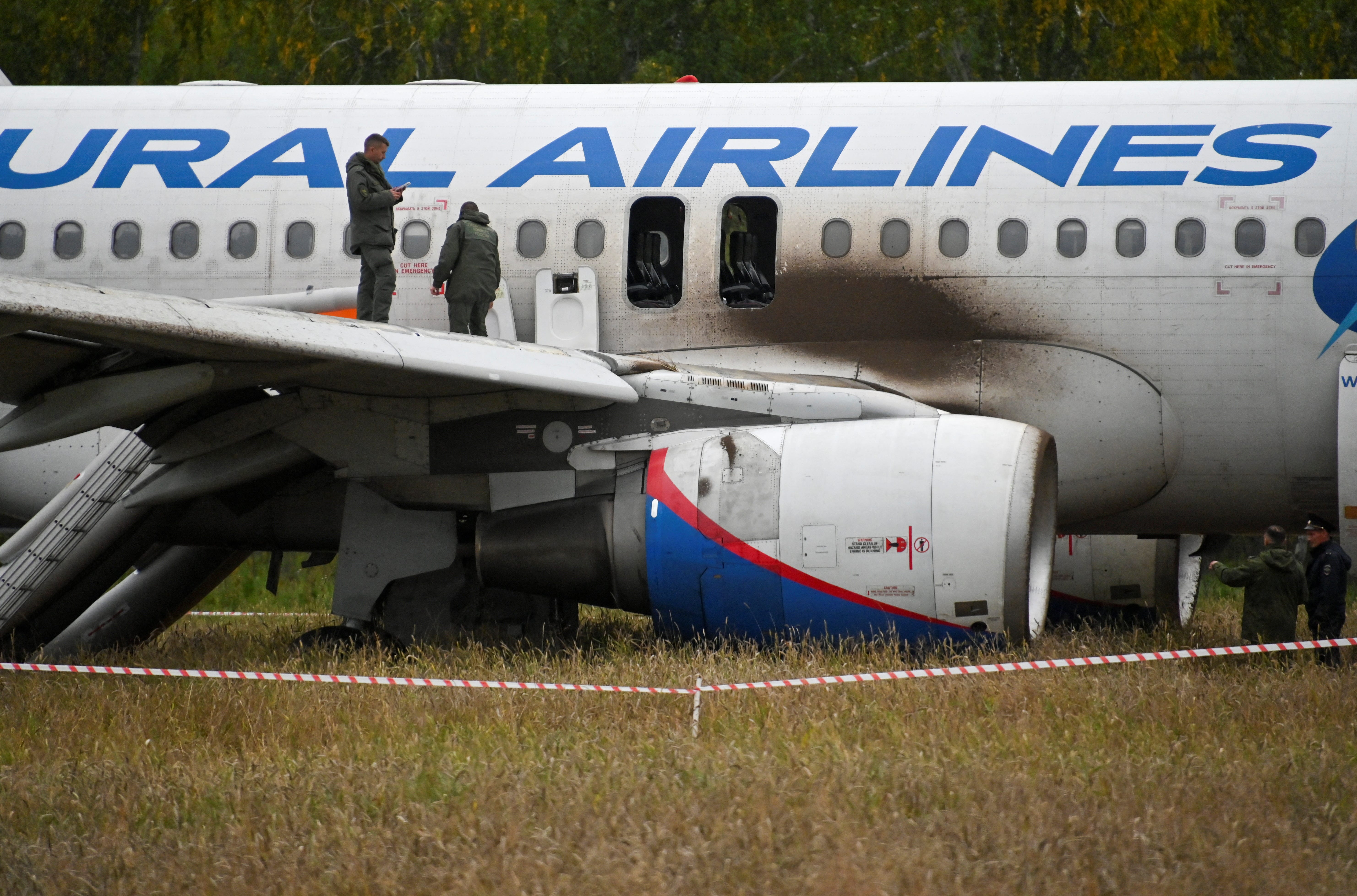 Ermittler arbeiten am Unfallort, nachdem ein Airbus A320-Passagierflugzeug der russischen Ural Airlines am 12. September 2023 auf einem Feld in der Nähe der Siedlung Kamenka in der Region Nowosibirsk, Russland, notgelandet war.