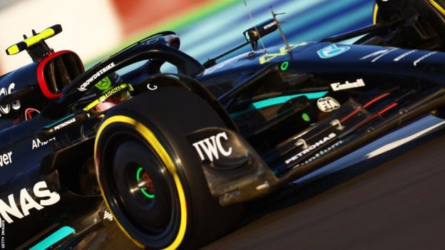 Lewis Hamilton auf der Strecke im Mercedes beim Großen Preis von Katar