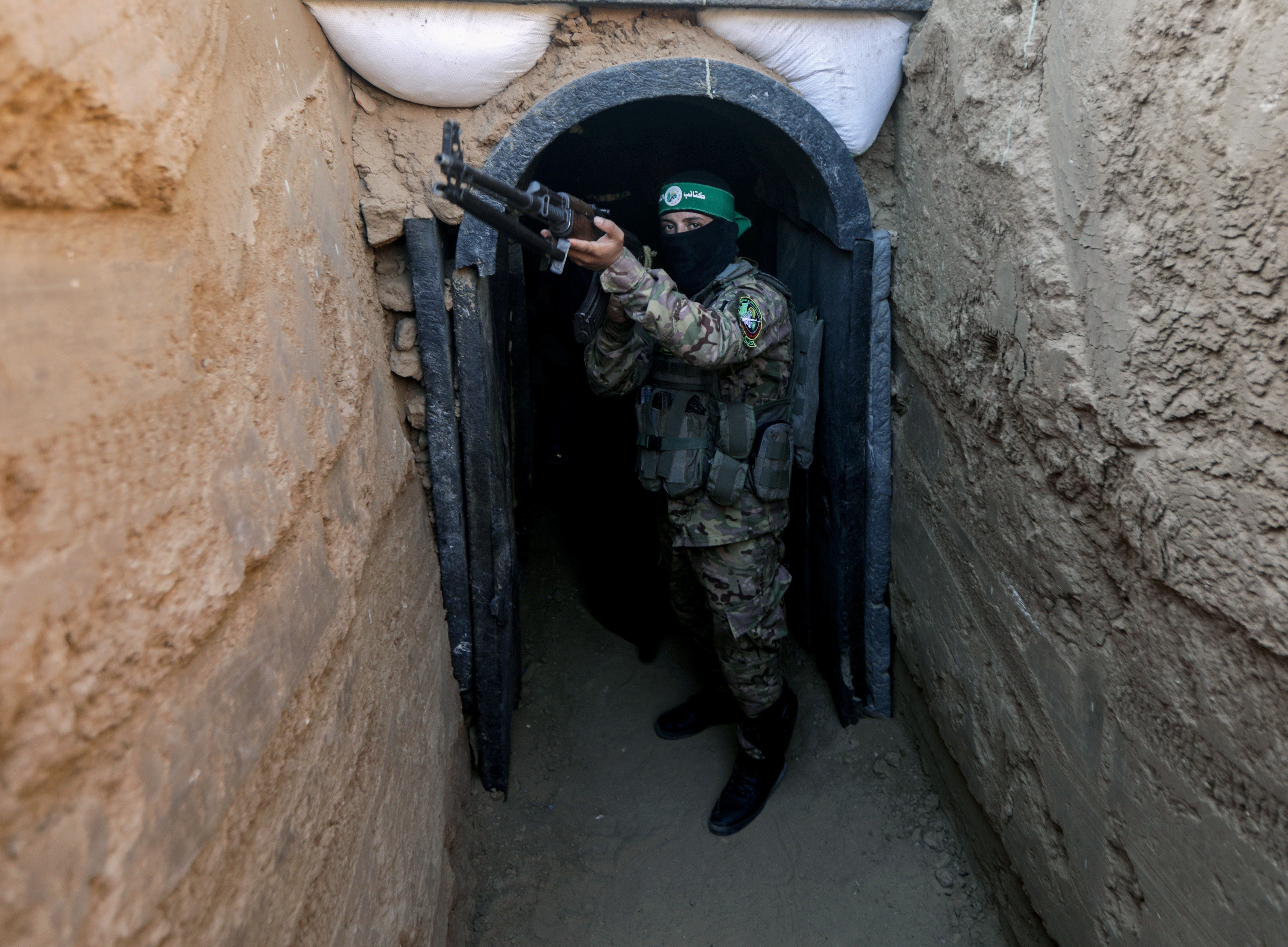 Ein Kämpfer von Izz al-Din al-Qassam steht während einer Ausstellung von Waffen, Raketen und schwerer Ausrüstung für den militärischen Flügel der Hamas vor einem Tunnel.